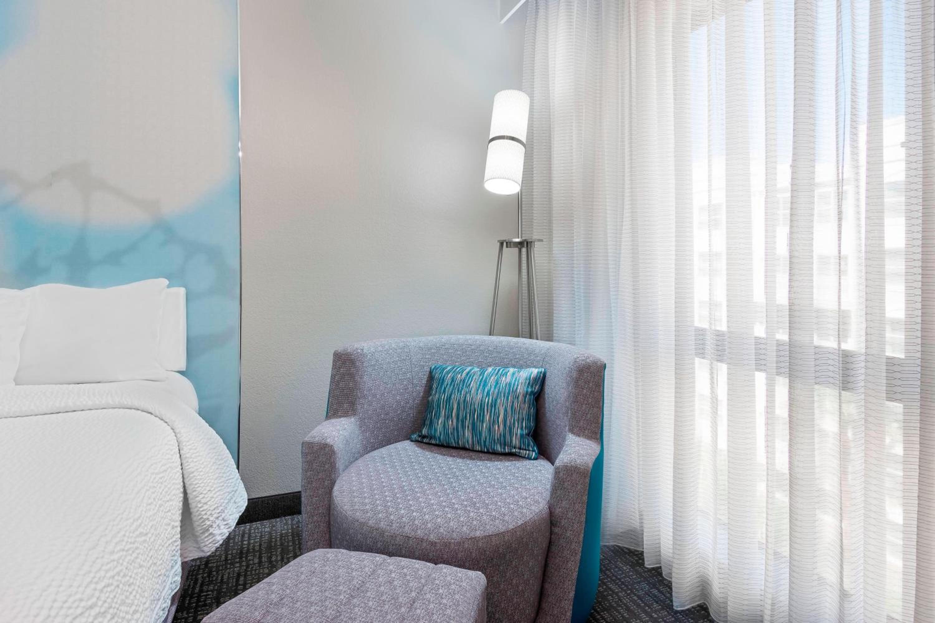 Queen Room with Two Queen Beds - Photo 2