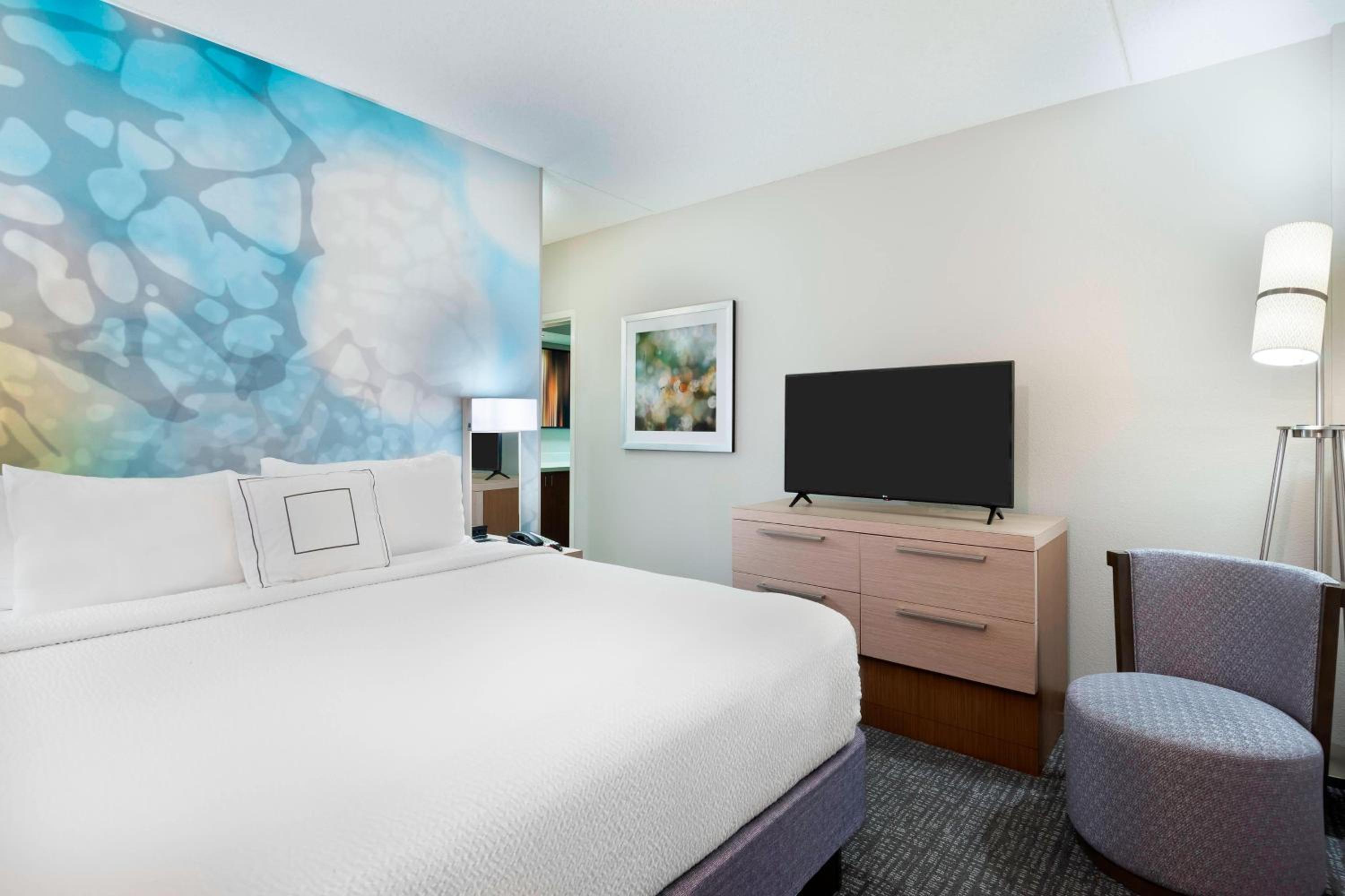 1 Bedroom 2 room Suite, 1 King, Sofa bed - Photo 5