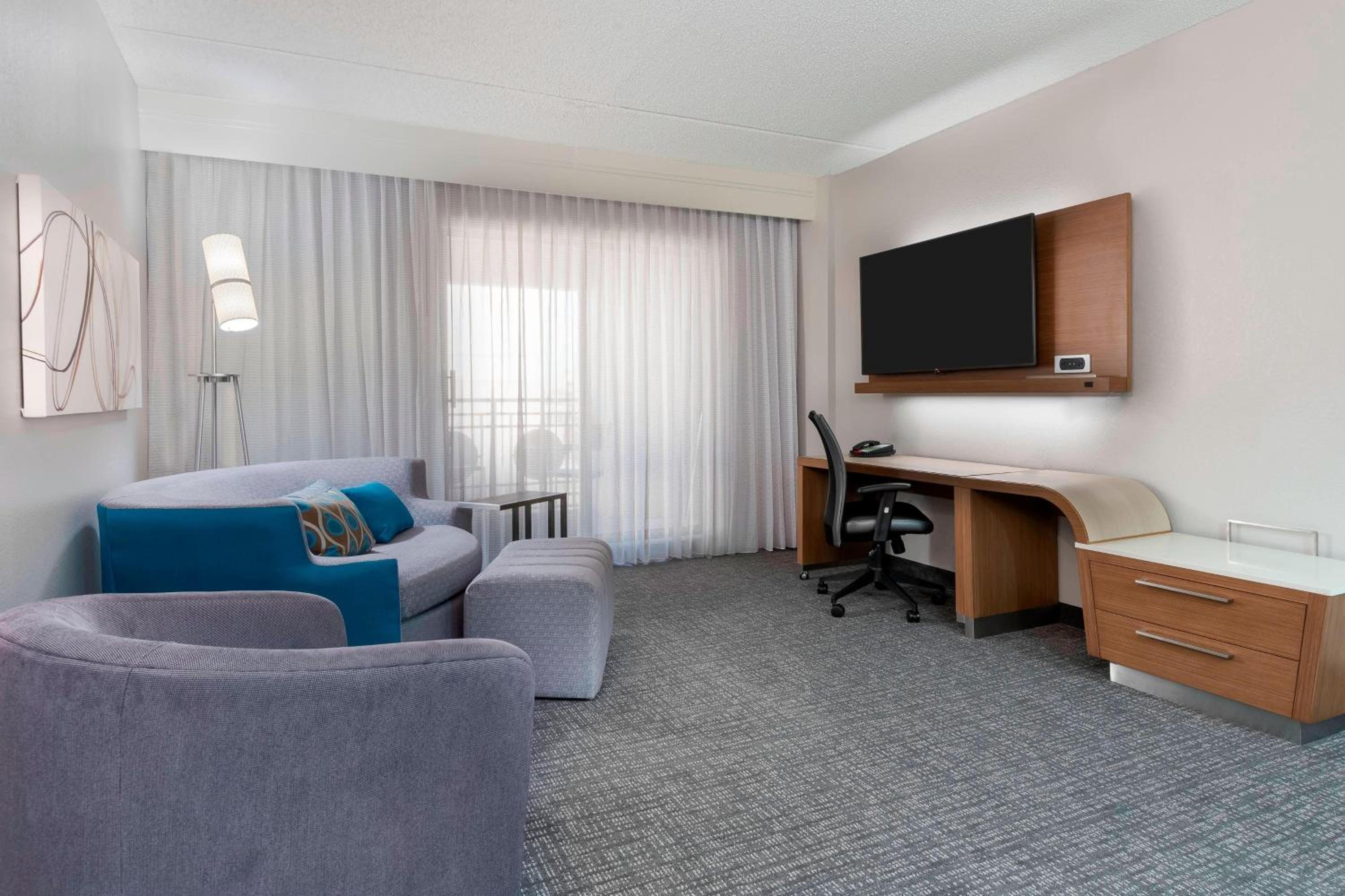 1 Bedroom 2 room Suite, 1 King, Sofa bed - Photo 4
