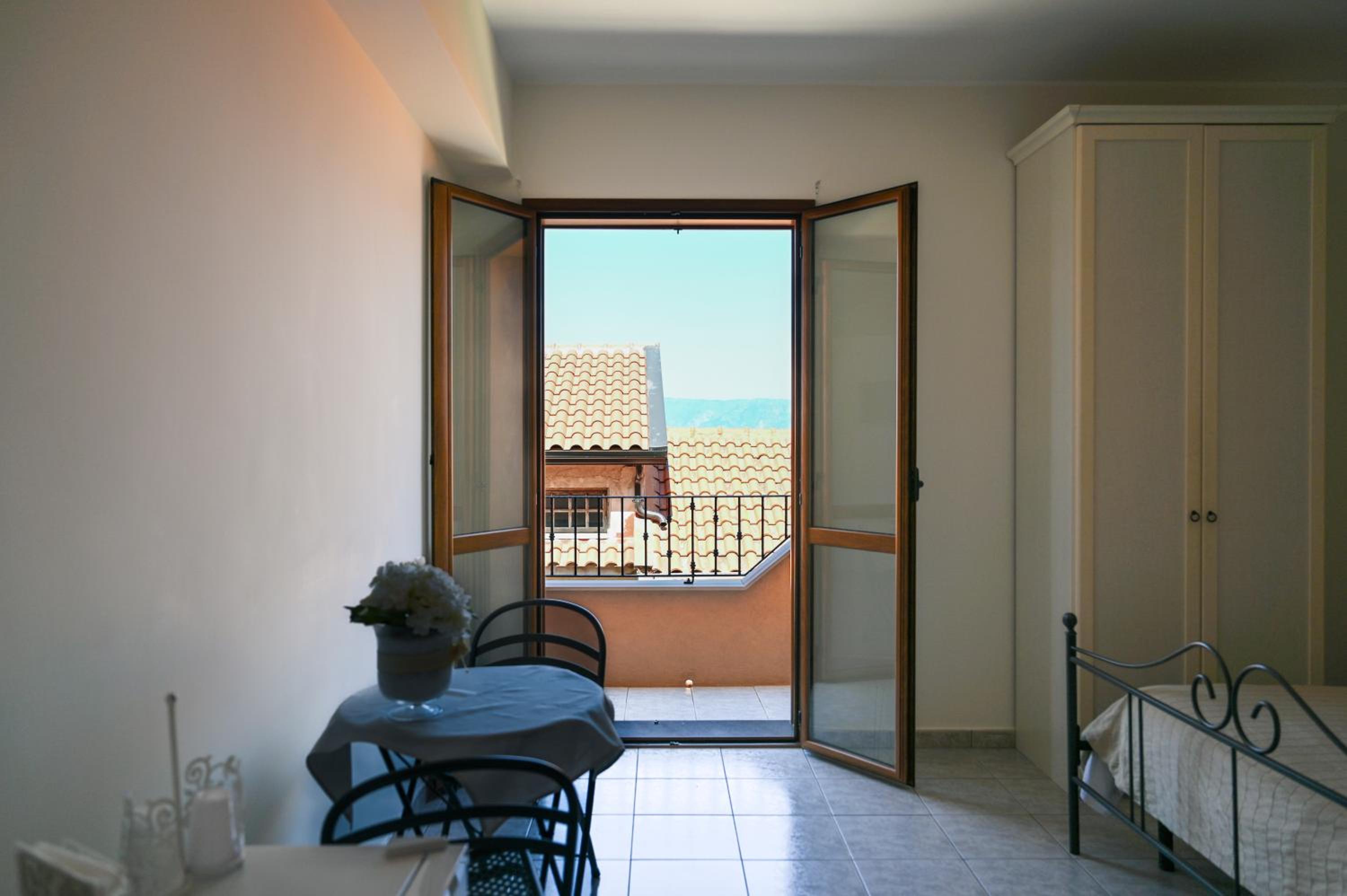 Family Room with Balcony photo 2