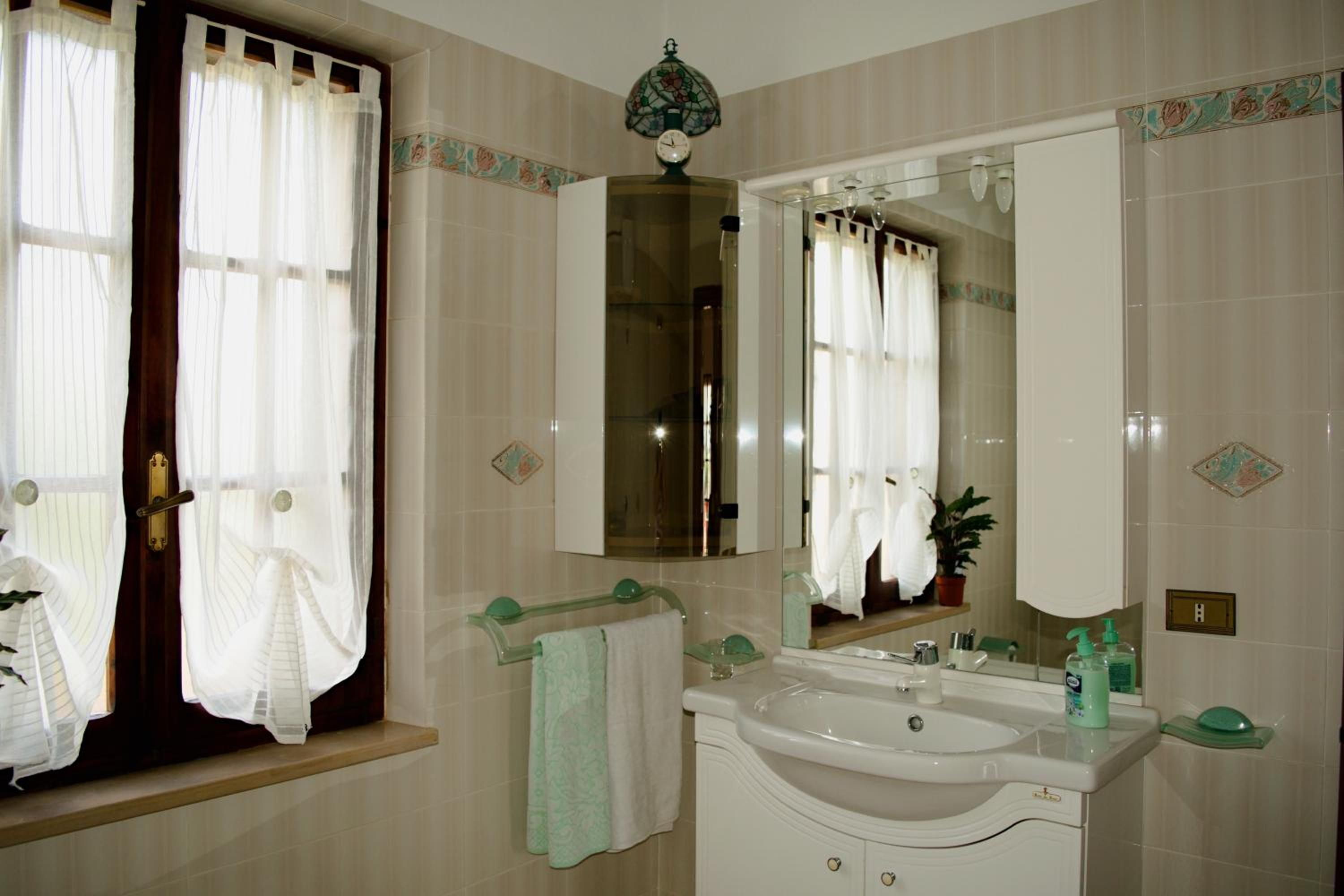 Single Room with Shared Bathroom photo 2