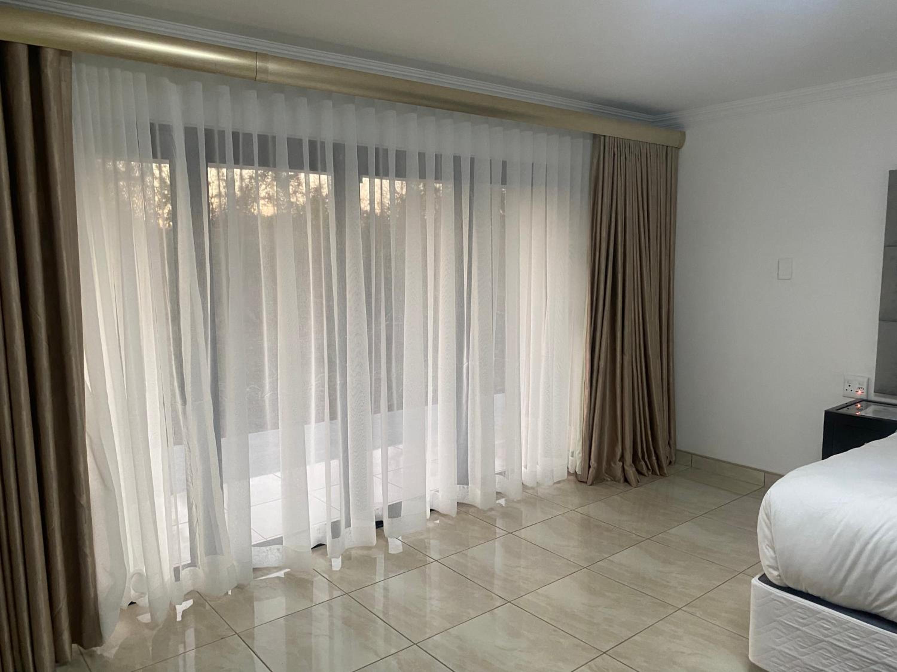 Deluxe King Suite - Photo 3