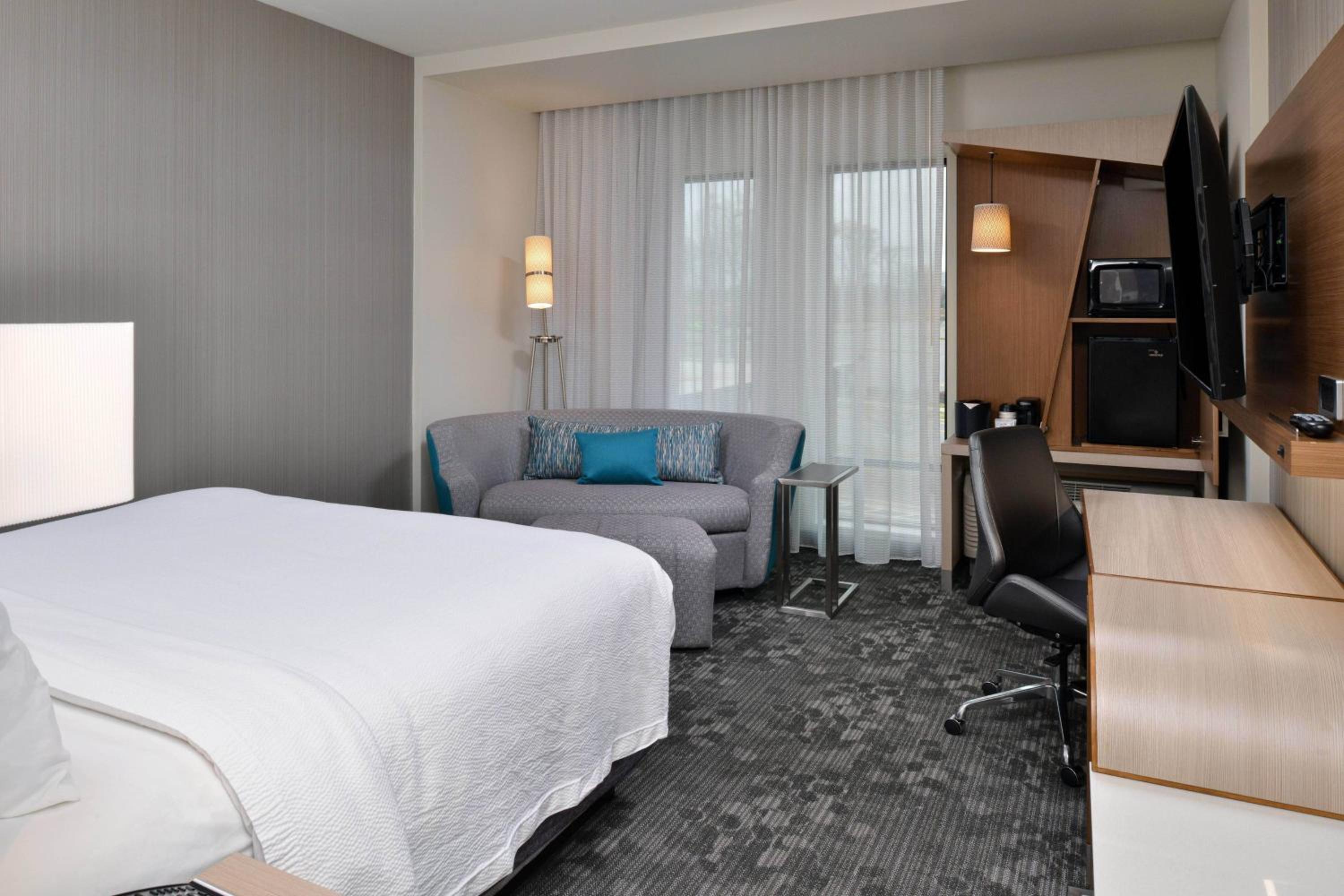 King Room with Sofa Bed - Non-Smoking - Photo 2