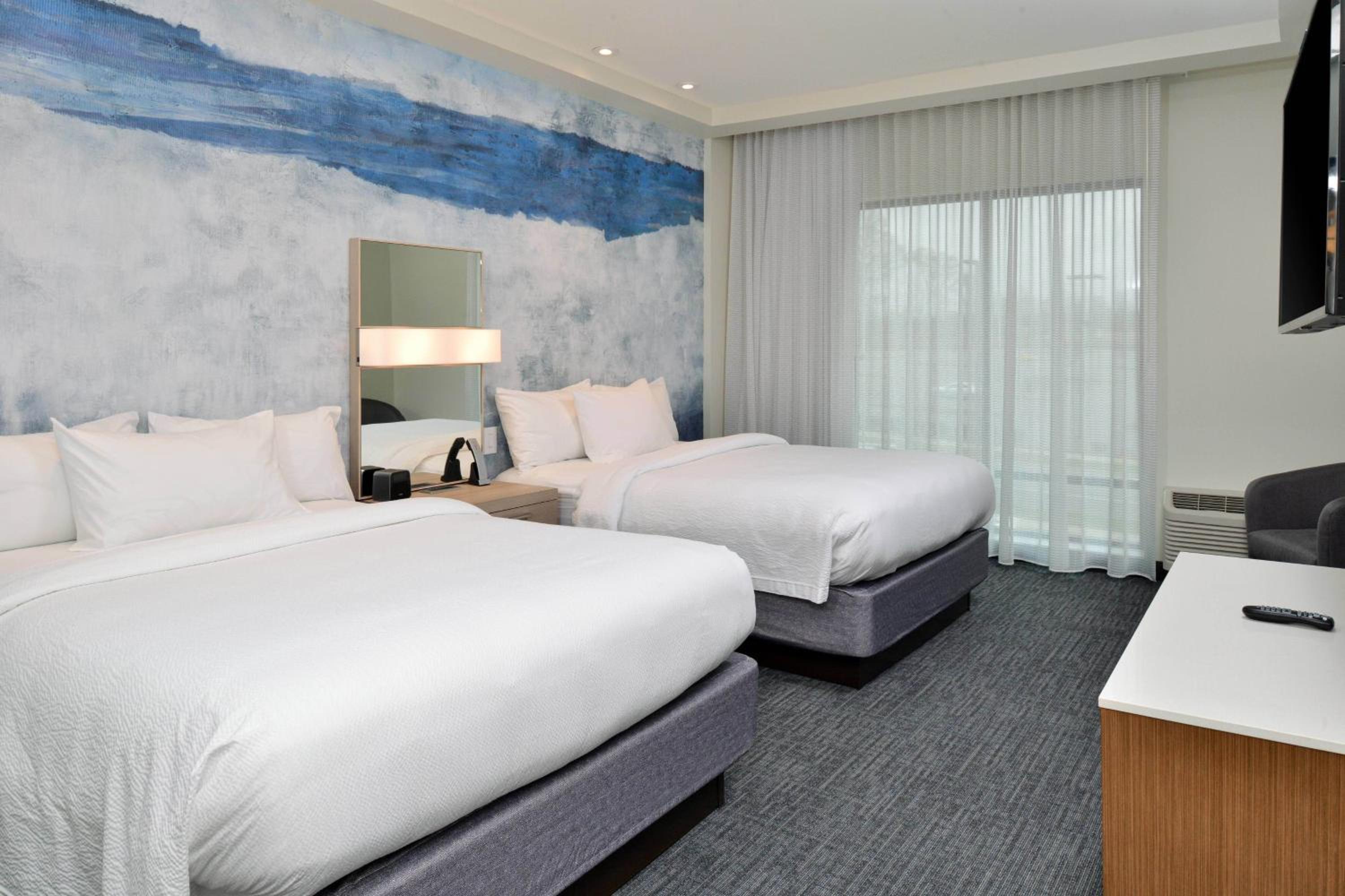 Two-Bedroom Suite with One King Bed, Two Queen Beds and Sofa Bed - Photo 3
