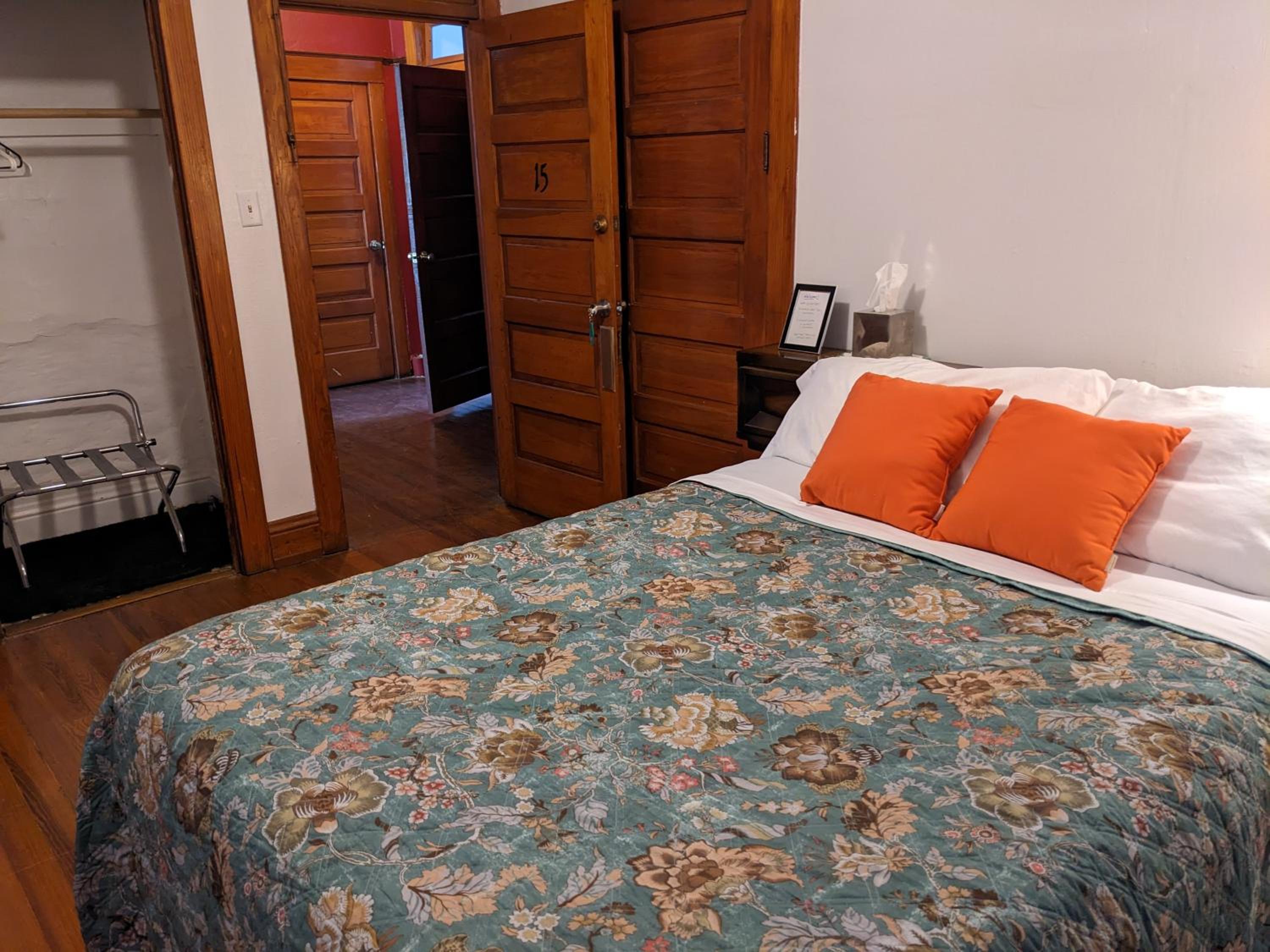 Double Room with Shared Bathroom photo 2