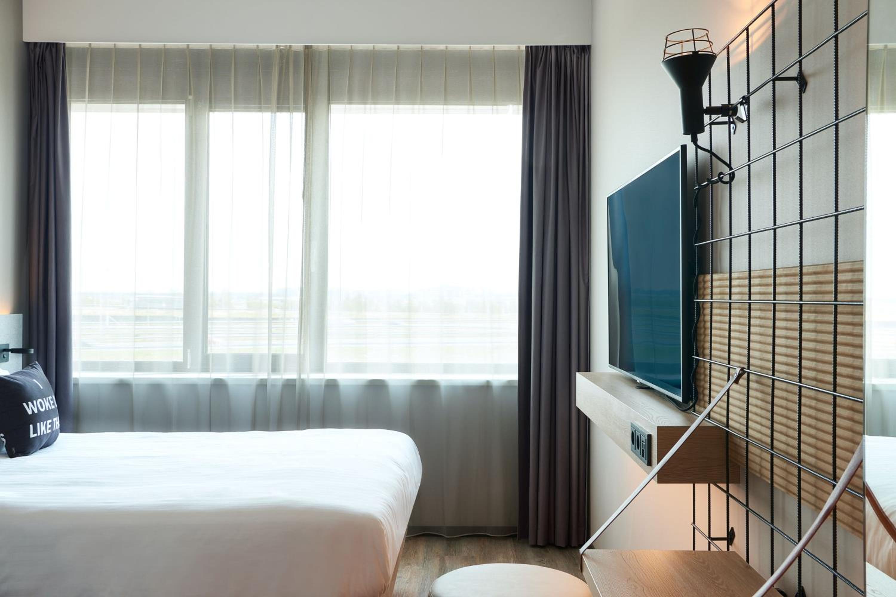 Moxy Queen Room - Photo 5