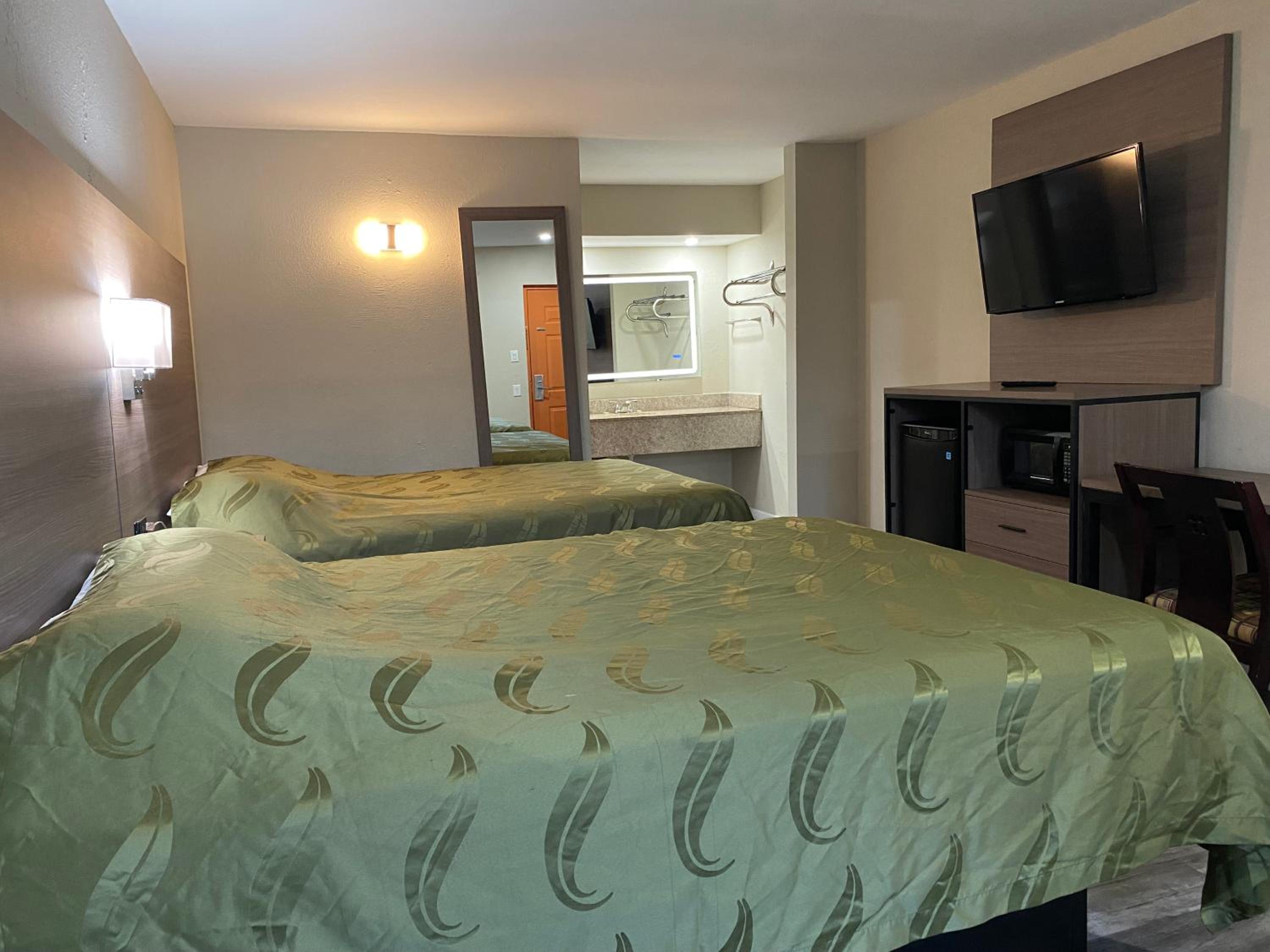 Queen Room with Two Queen Beds - Non-Smoking - Photo 1