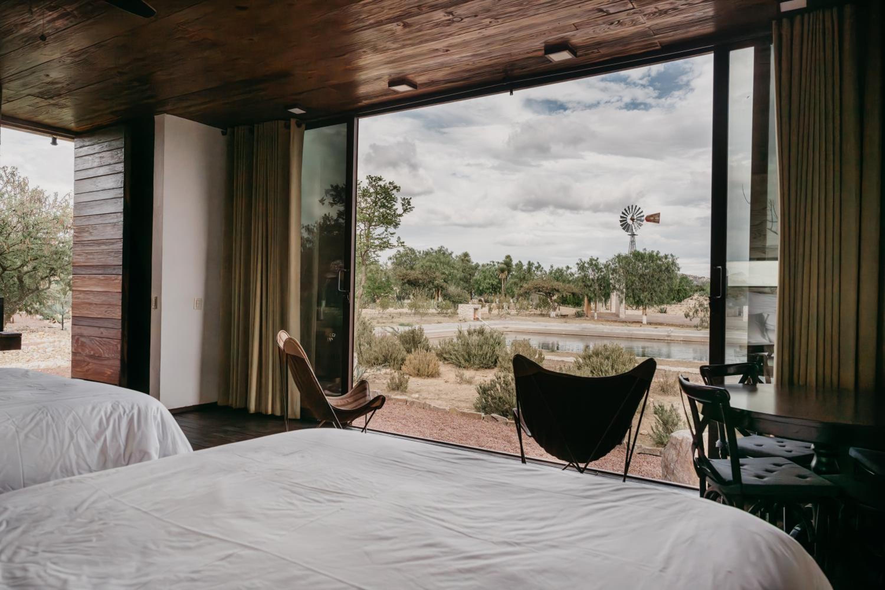 Suite with Lake View - Photo 14