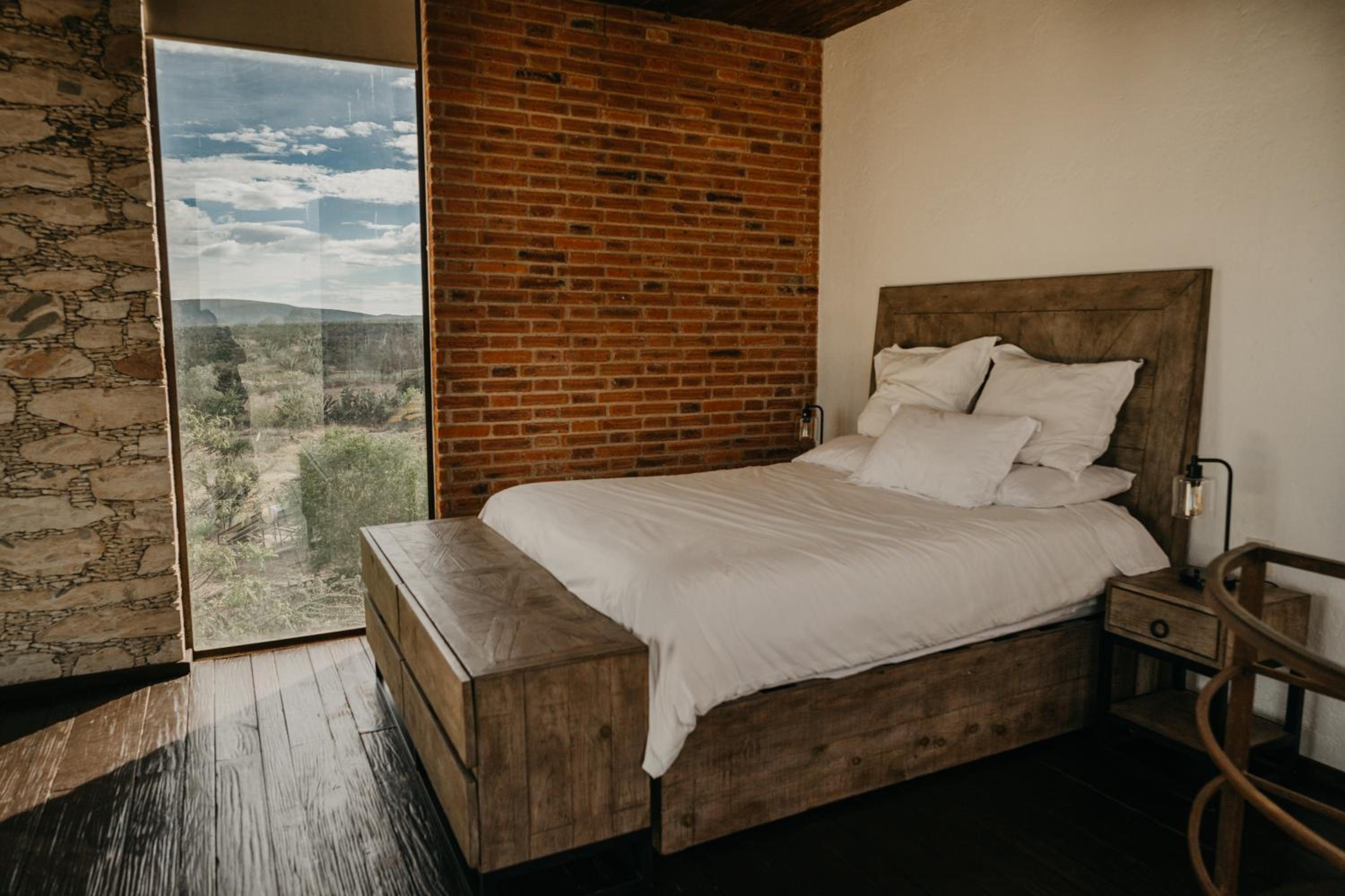 Suite with Mountain View - Photo 12