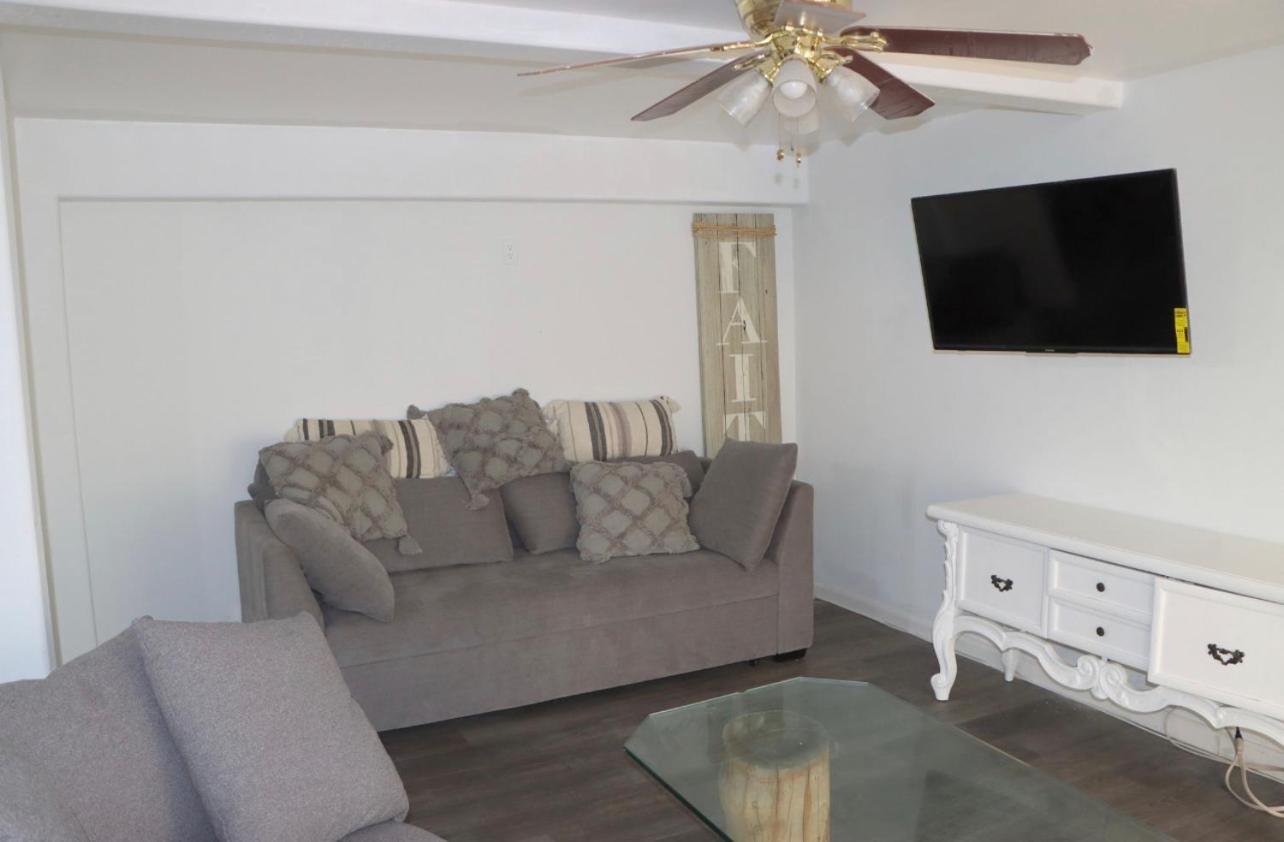 Family Room with Private Bathroom photo 3