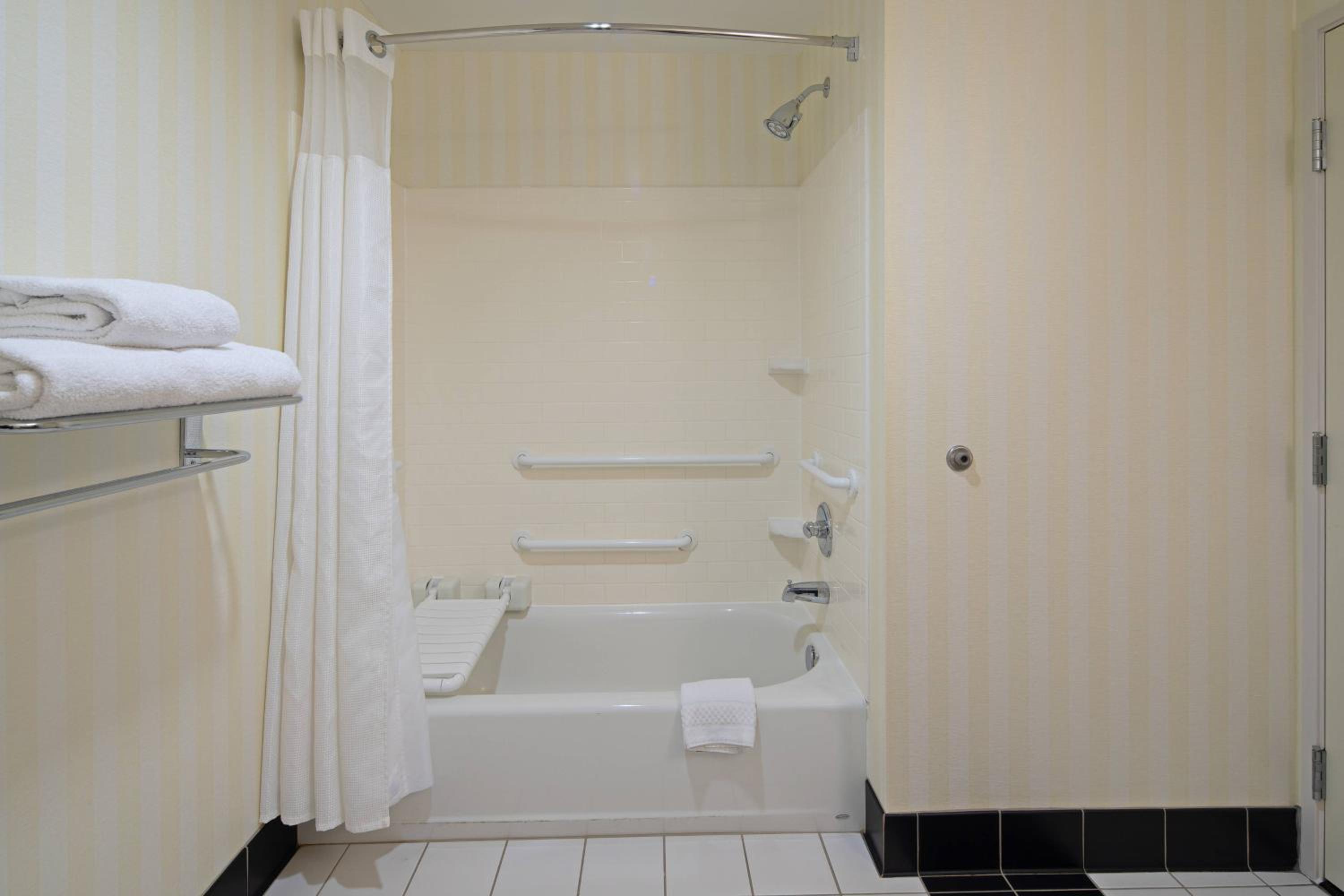 Queen Room with Two Queen Beds - Photo 4