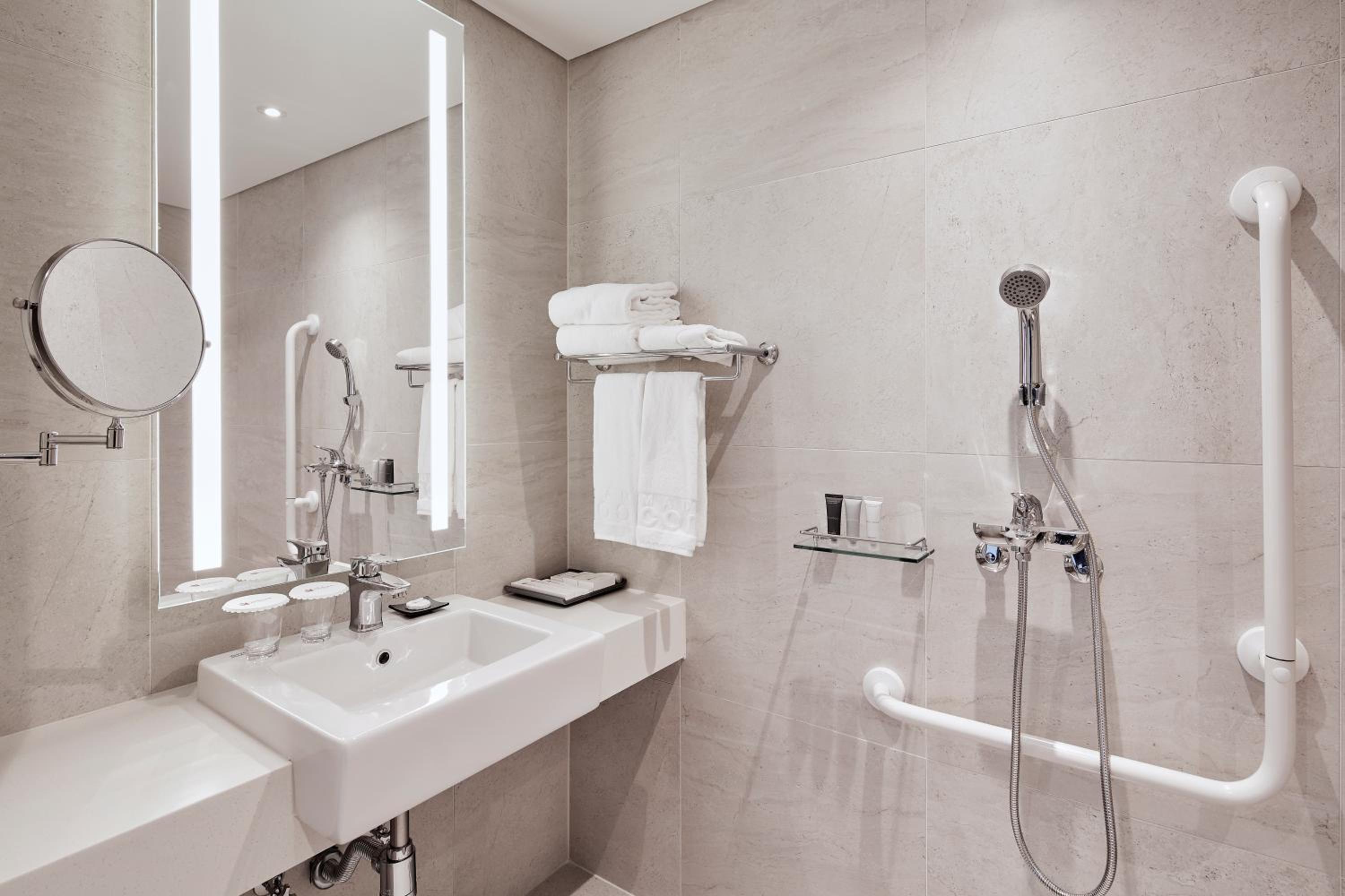Double Room - Mobility Access/Non-Smoking photo 3