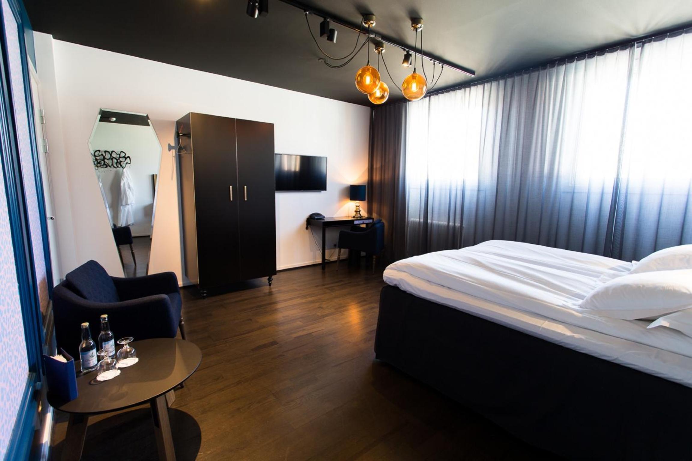 Large Double Room - Photo 3