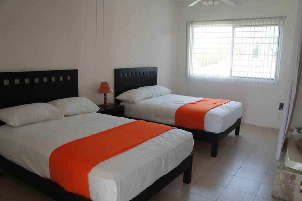 Eight-Bedroom House photo 1