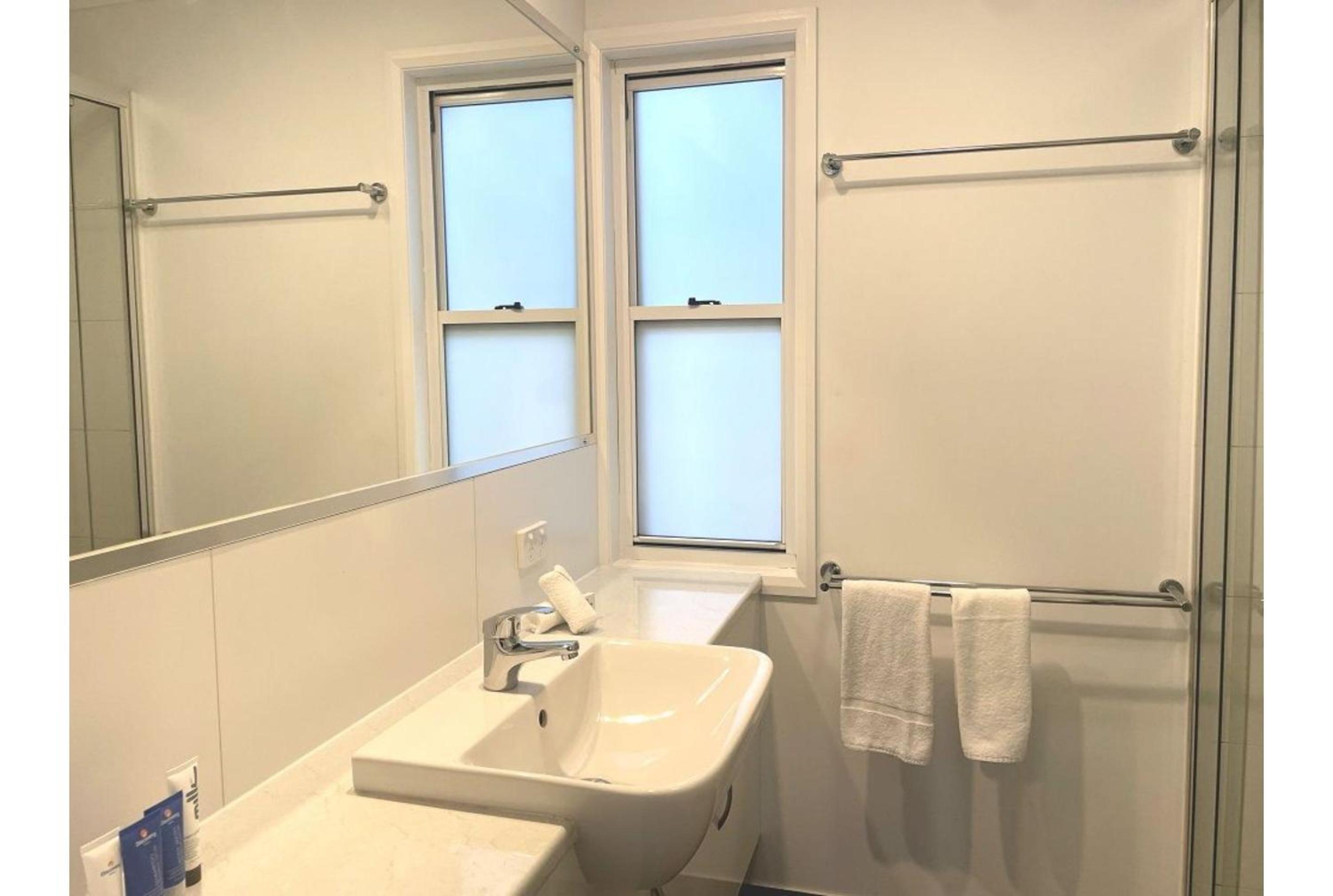 Deluxe Lakeside 2 Bedroom - Sleeps 4 - Photo 2