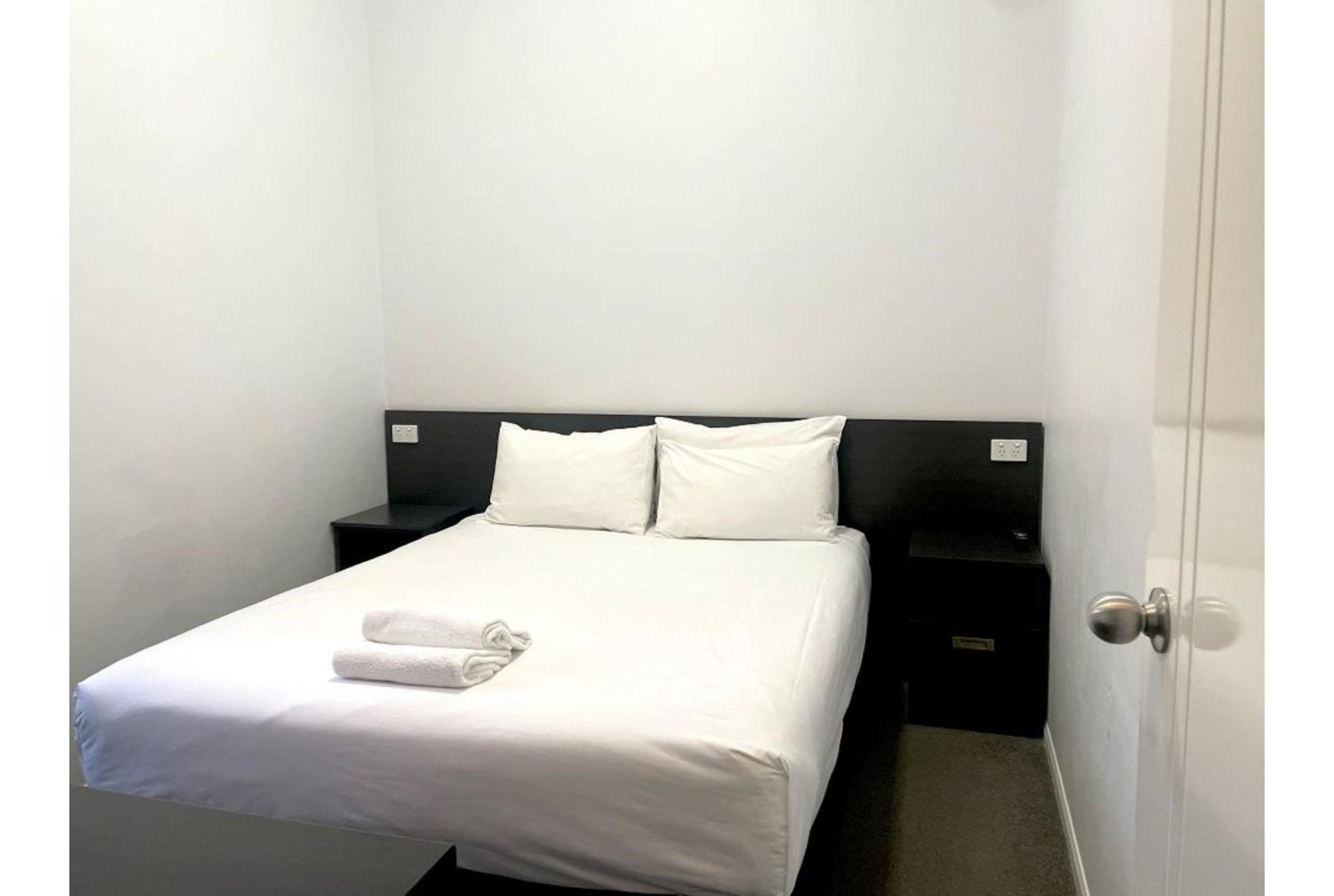 Deluxe Lakeside 2 Bedroom - Sleeps 4 - Photo 4