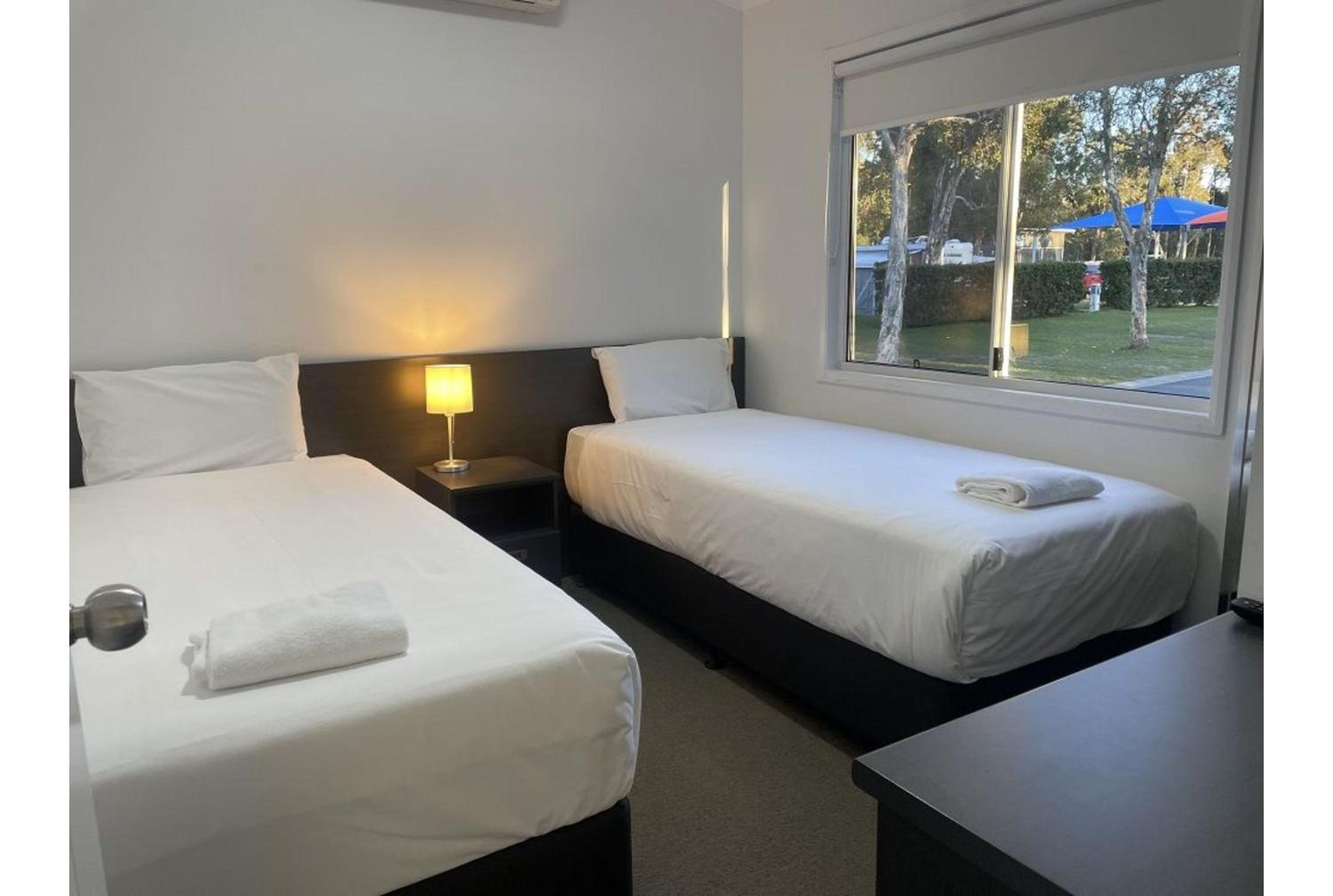Deluxe Lakeside 2 Bedroom - Sleeps 4 - Photo 3