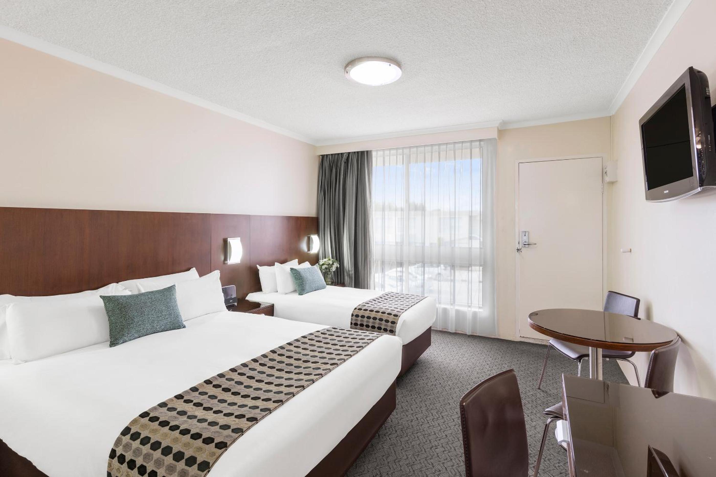 Deluxe Queen & Single Room