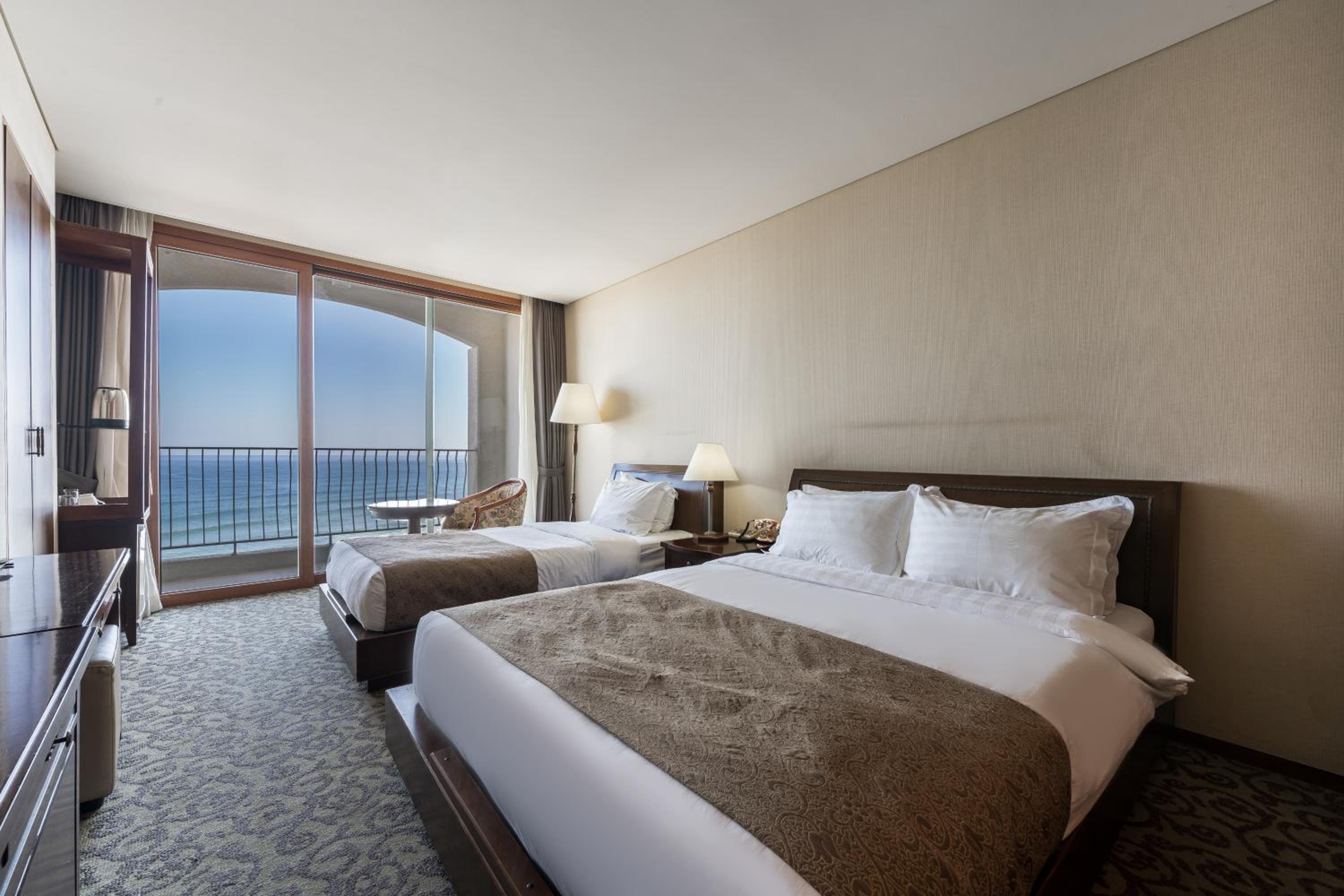 Deluxe Twin Room with Sea View - Photo 2