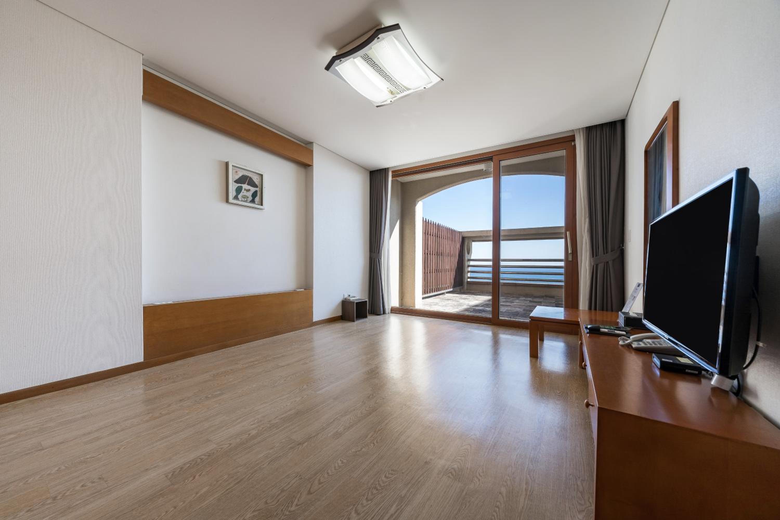 Korean-Style Deluxe Room - Photo 3