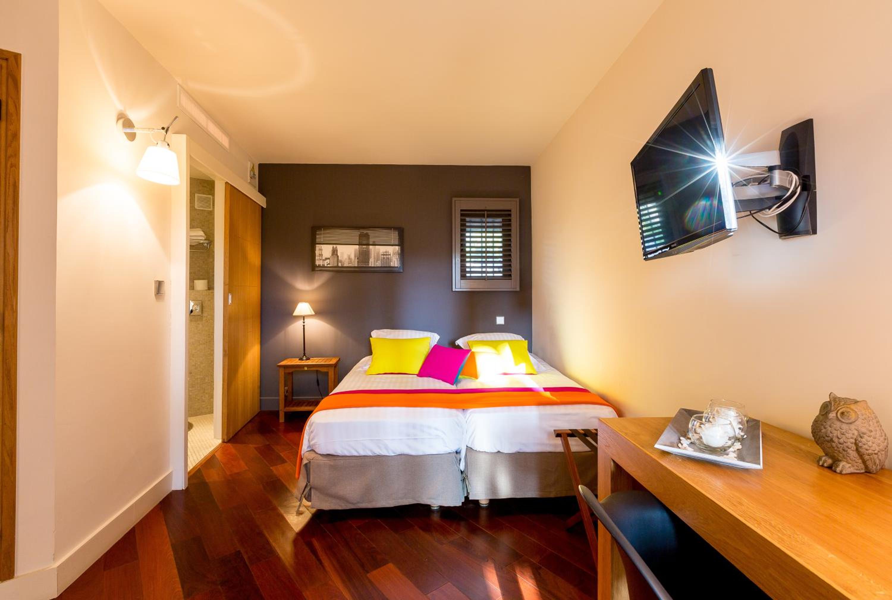 Family Suite with Spa Access - Photo 3