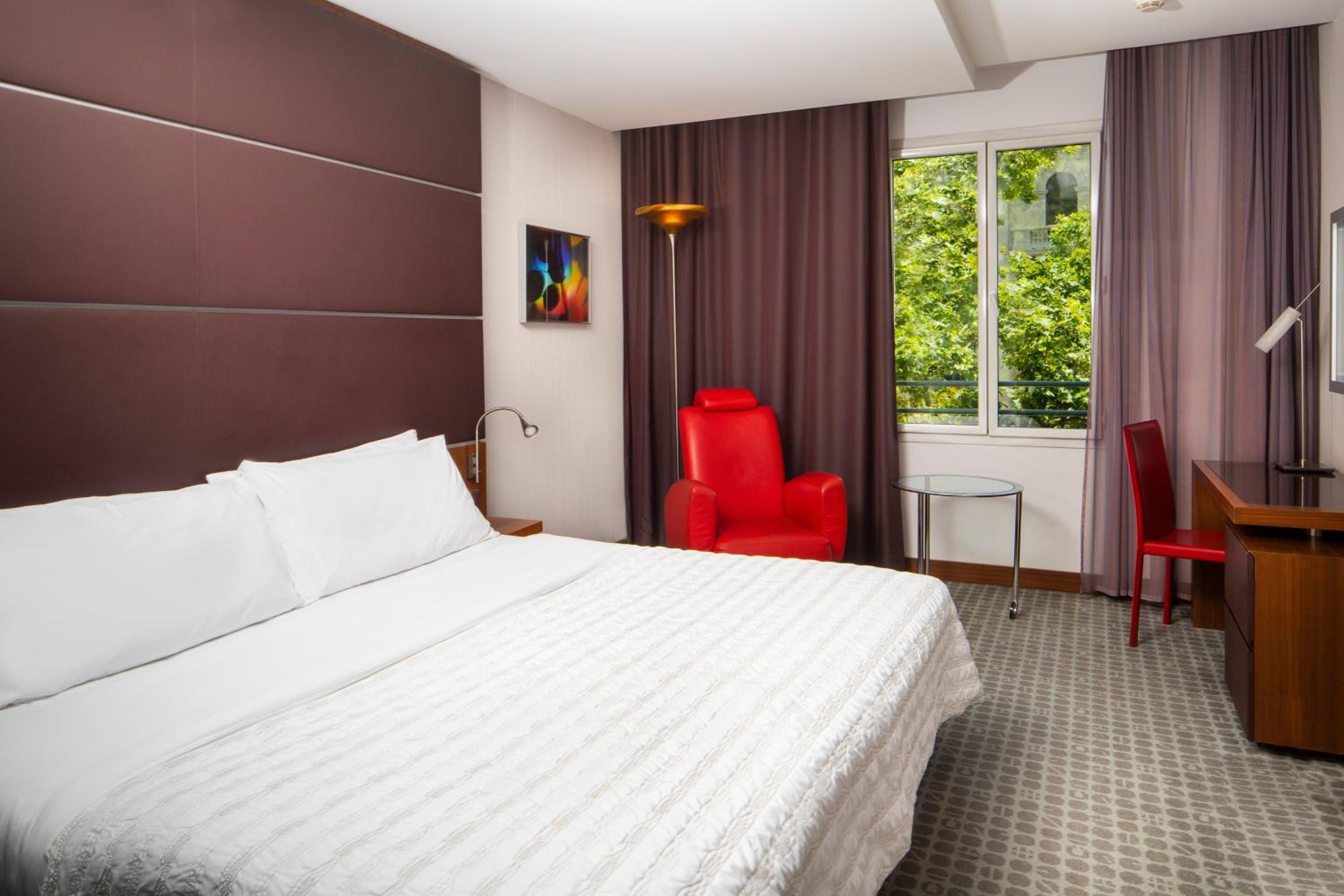 Deluxe King Room thumbnail 6