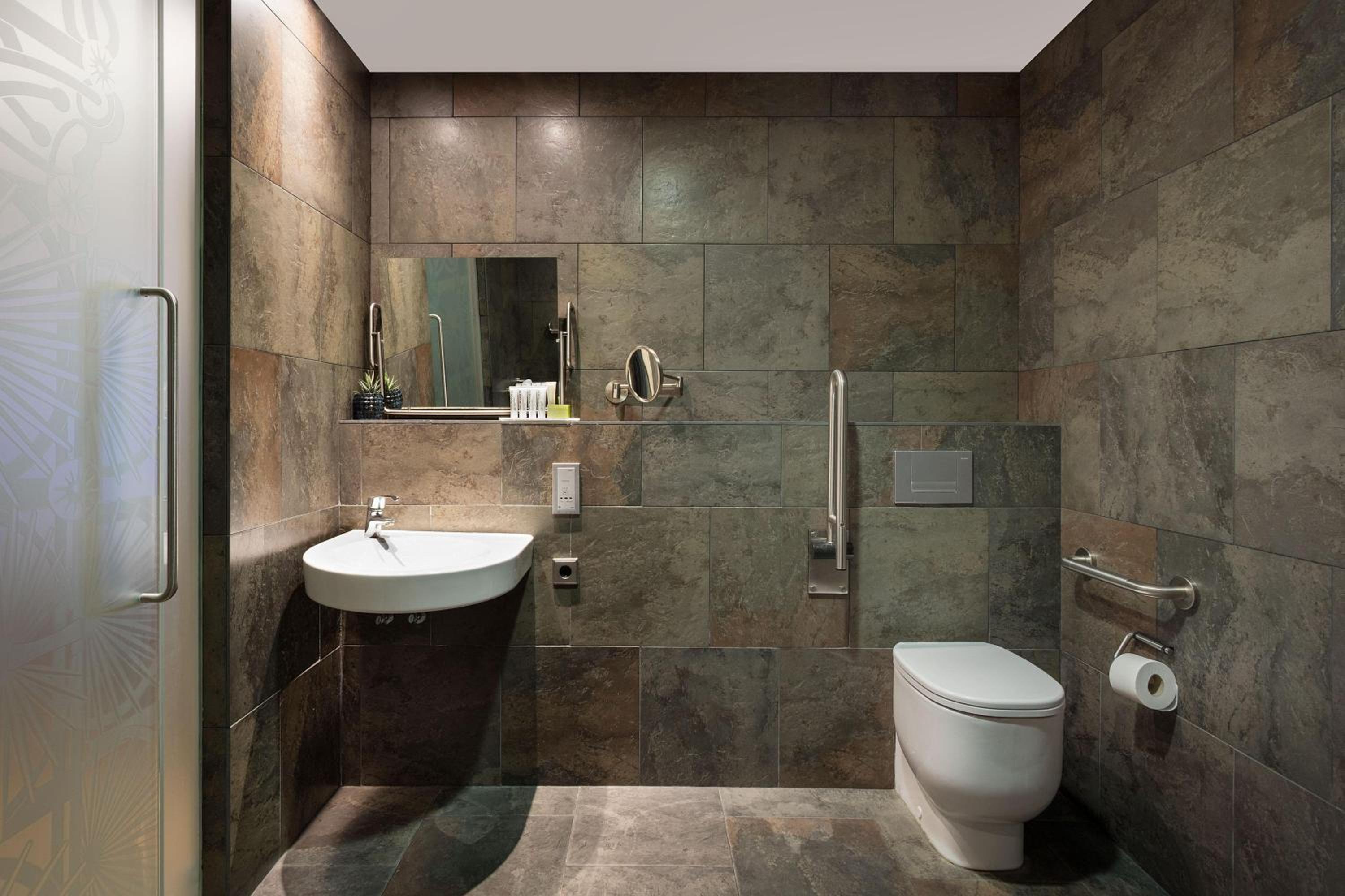 Premium Twin Room thumbnail 6