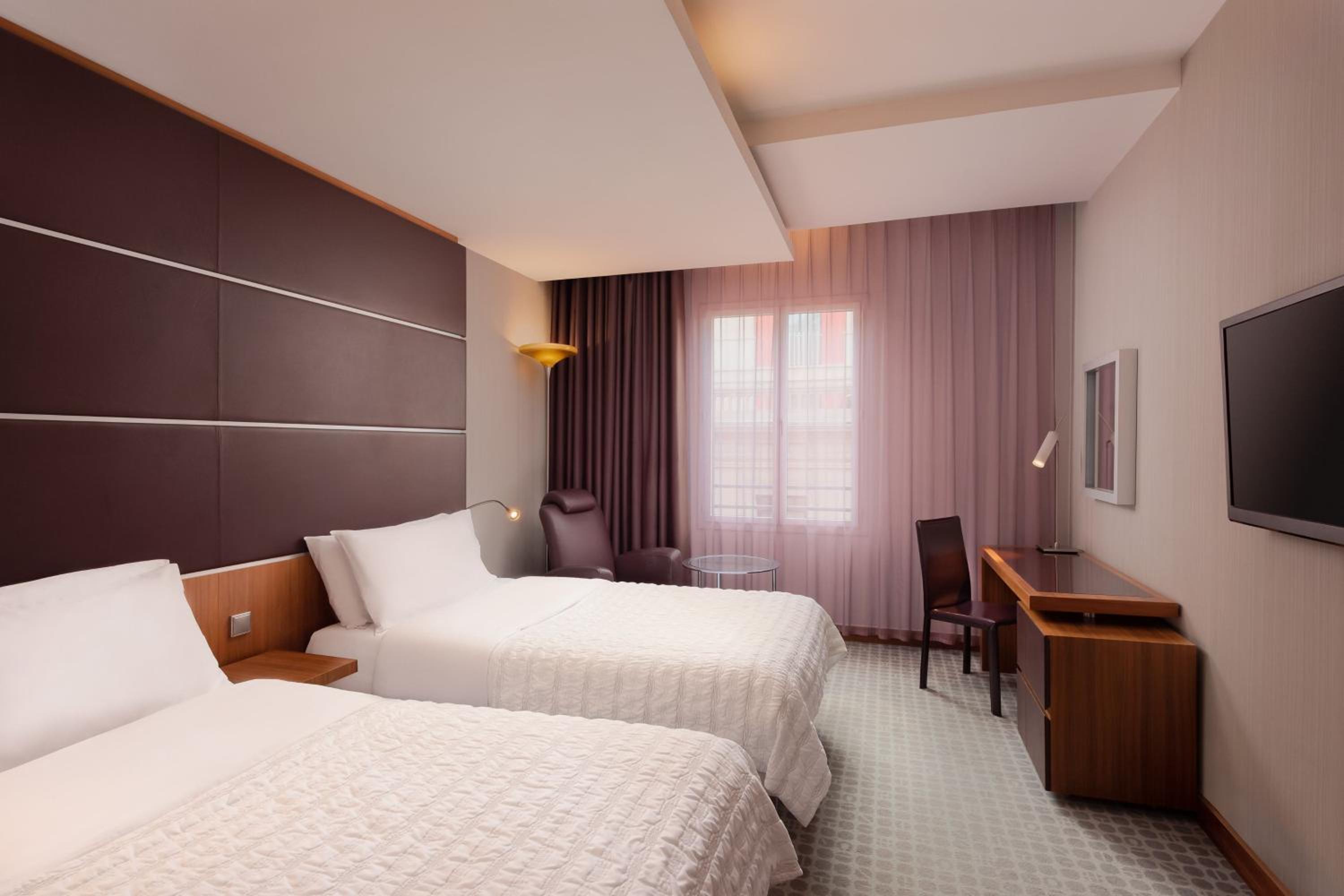 Deluxe Twin Room thumbnail 6
