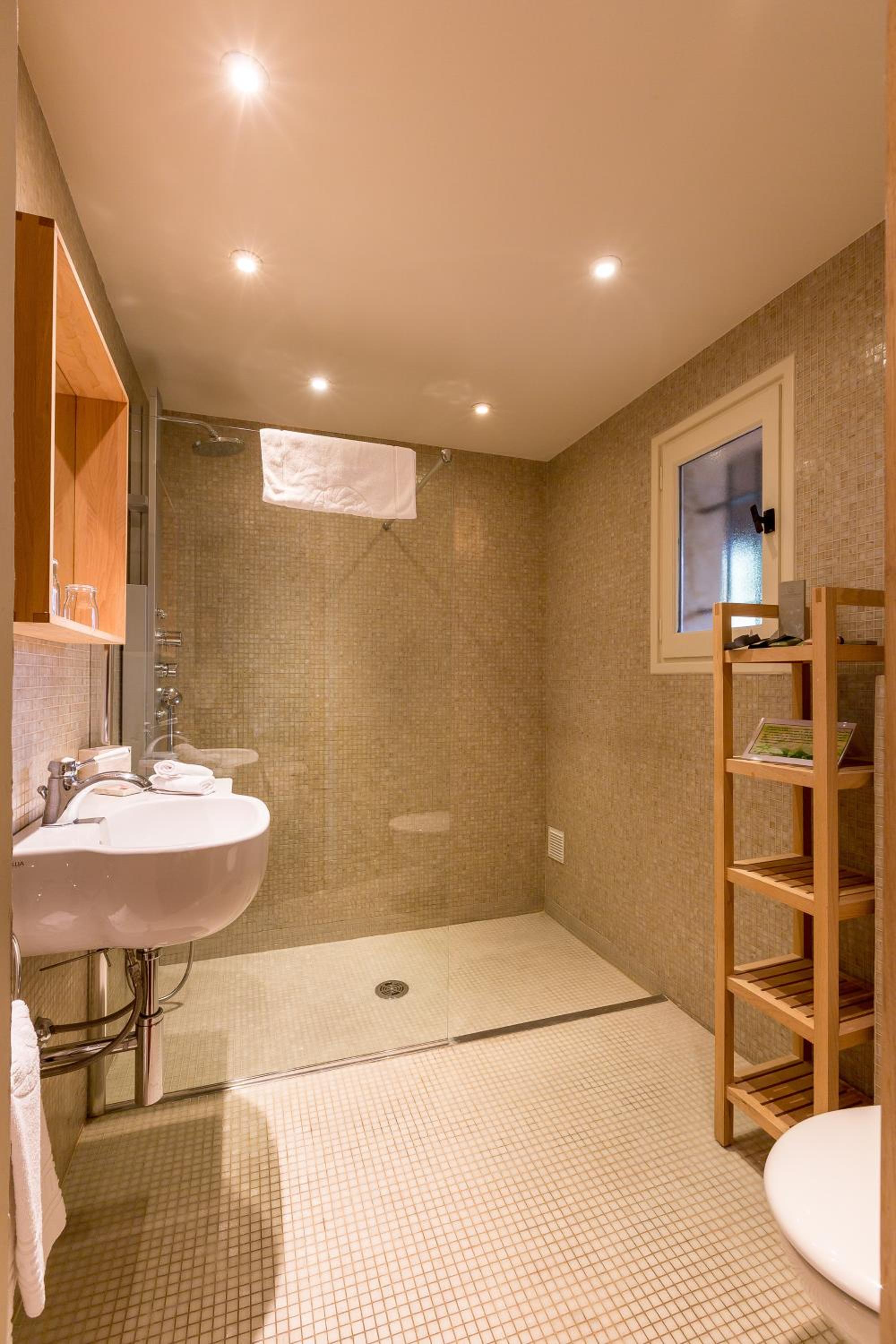 Family Suite with Spa Access - Photo 4