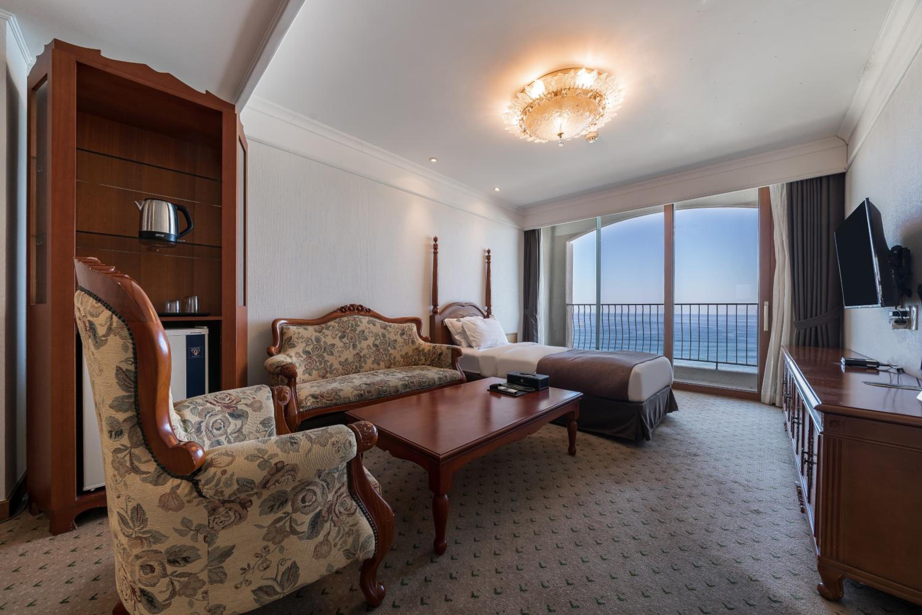 Superior Suite - Photo 13