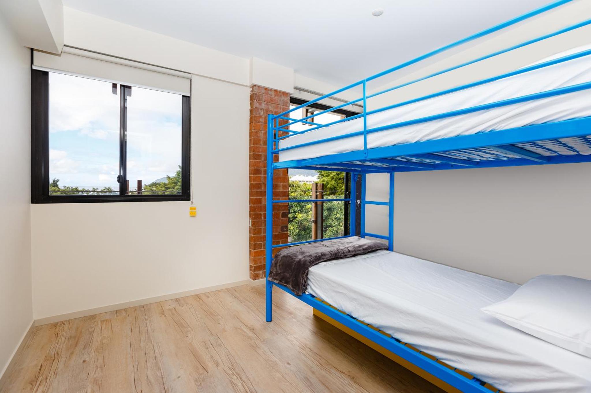 Standard Twin Room with Shared Bathroom (ages 18 - 35 only) photo 1