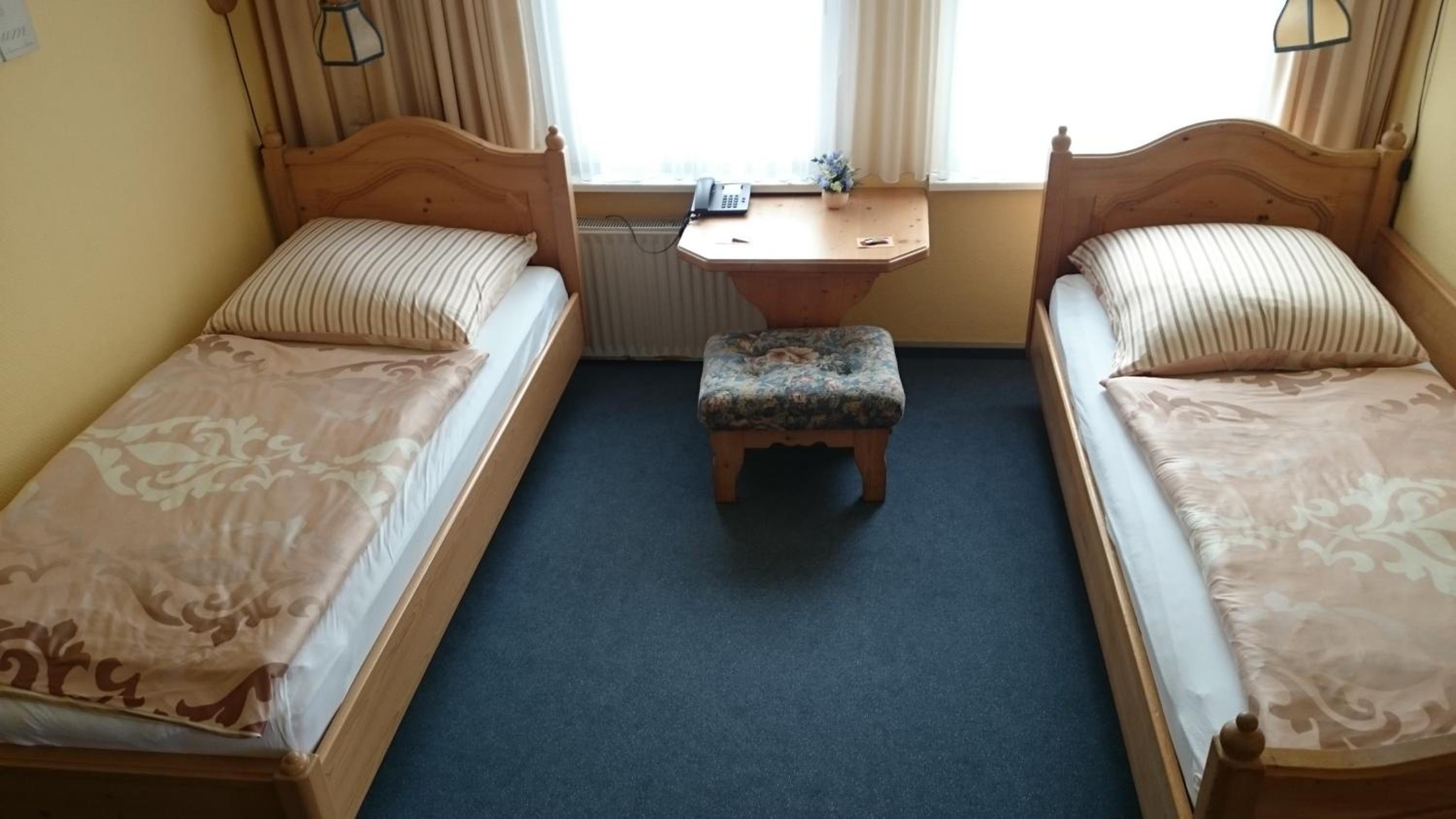 Twin Room with Bathroom - Photo 3