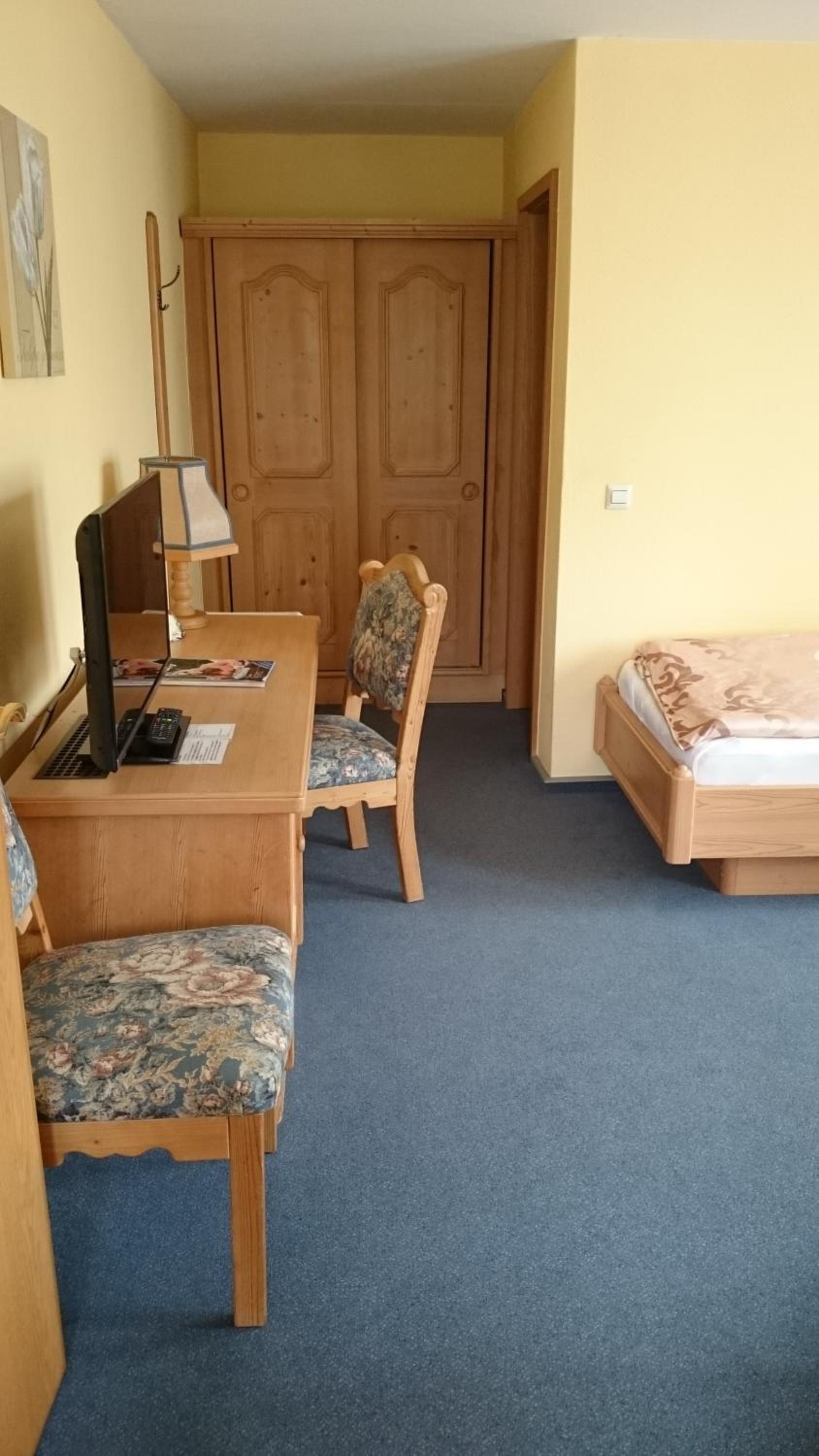 Twin Room with Bathroom - Photo 4