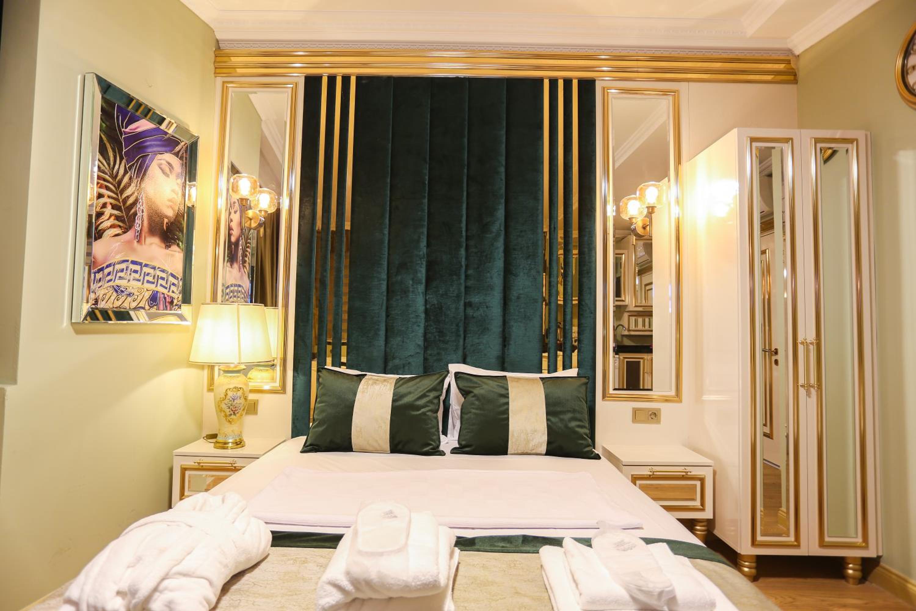 Deluxe King Room photo 1