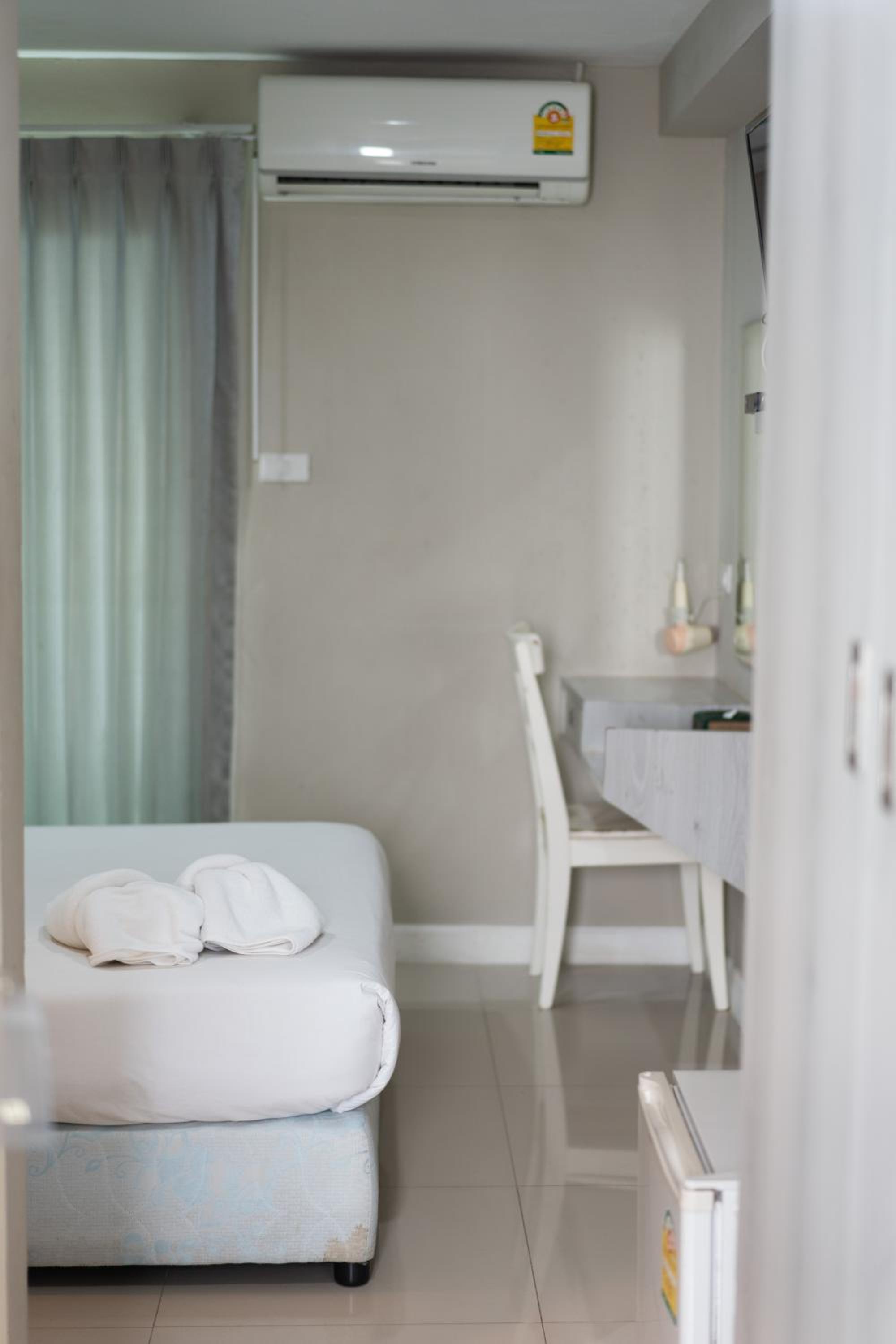Standard Double Room - Photo 9