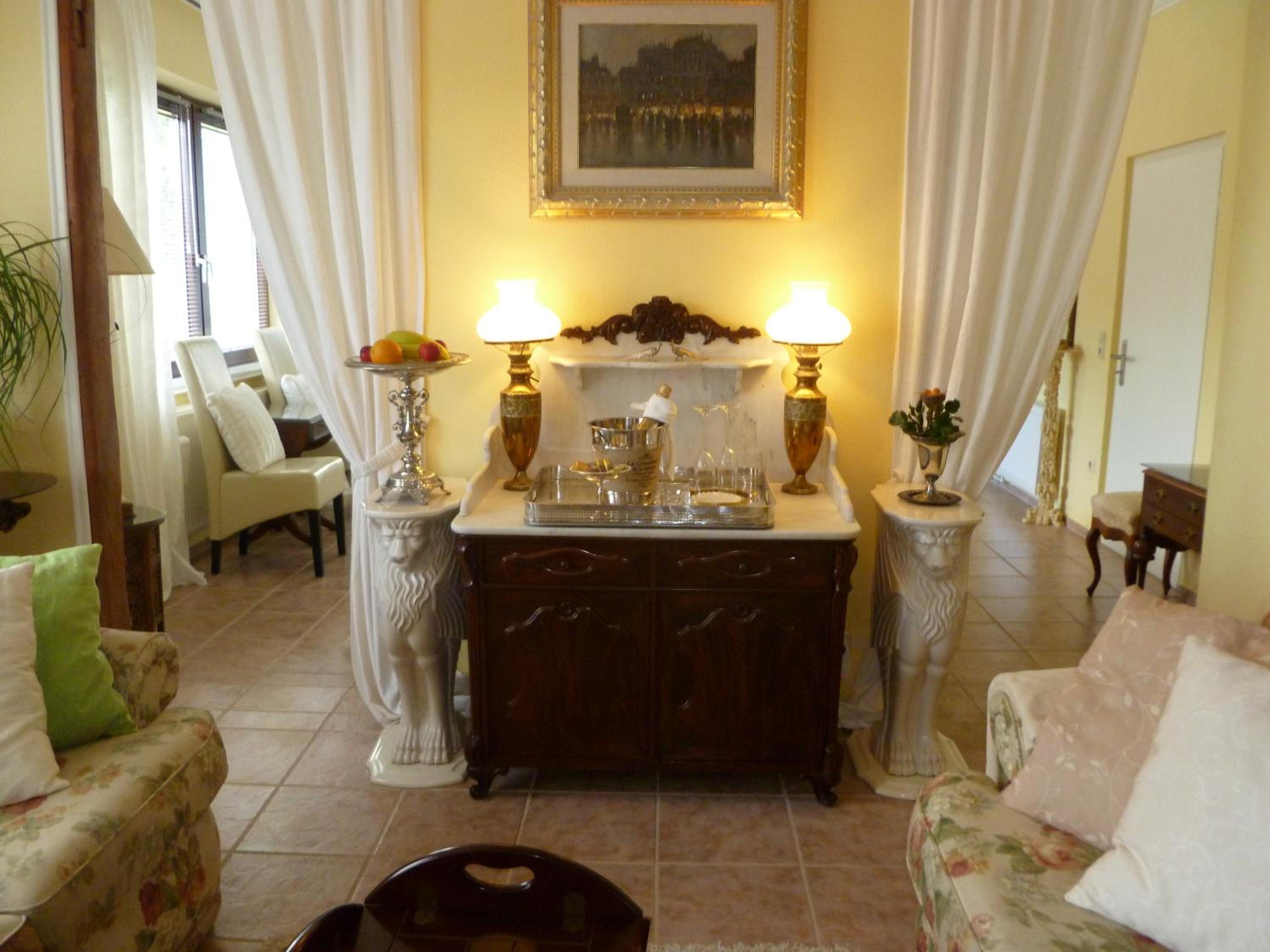 Deluxe King Suite photo 2
