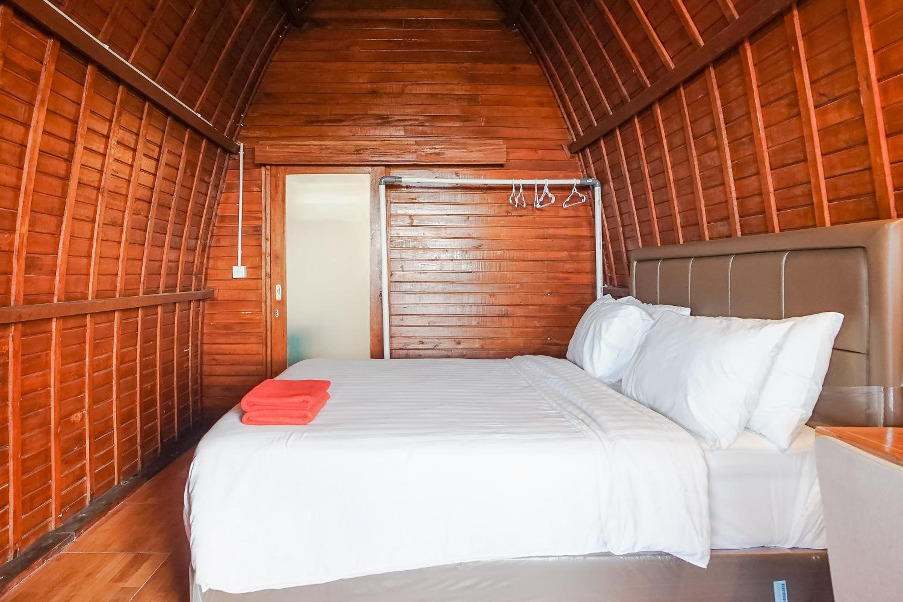 One-Bedroom Bungalow - Photo 5