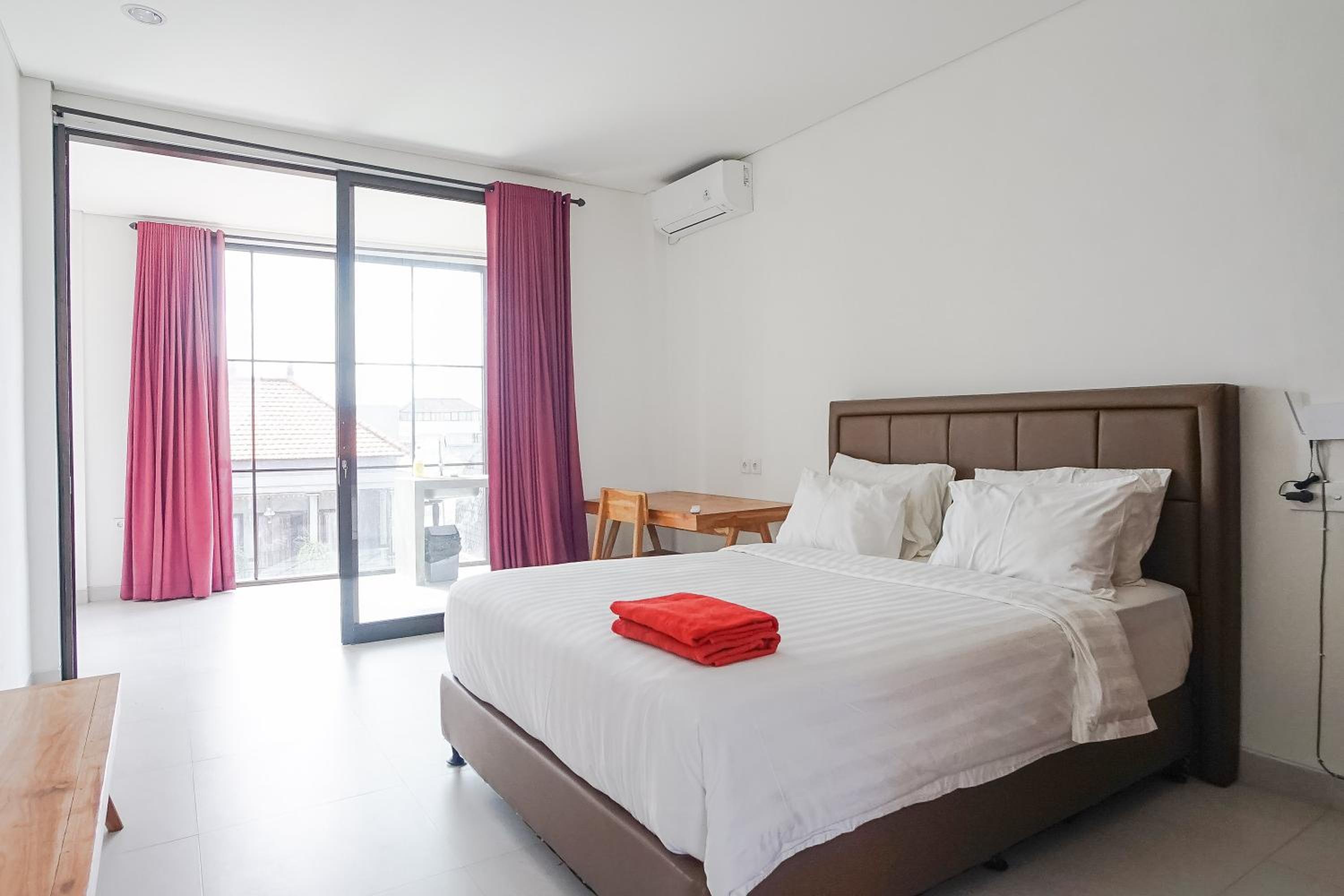 Studio Apartment - Photo 1