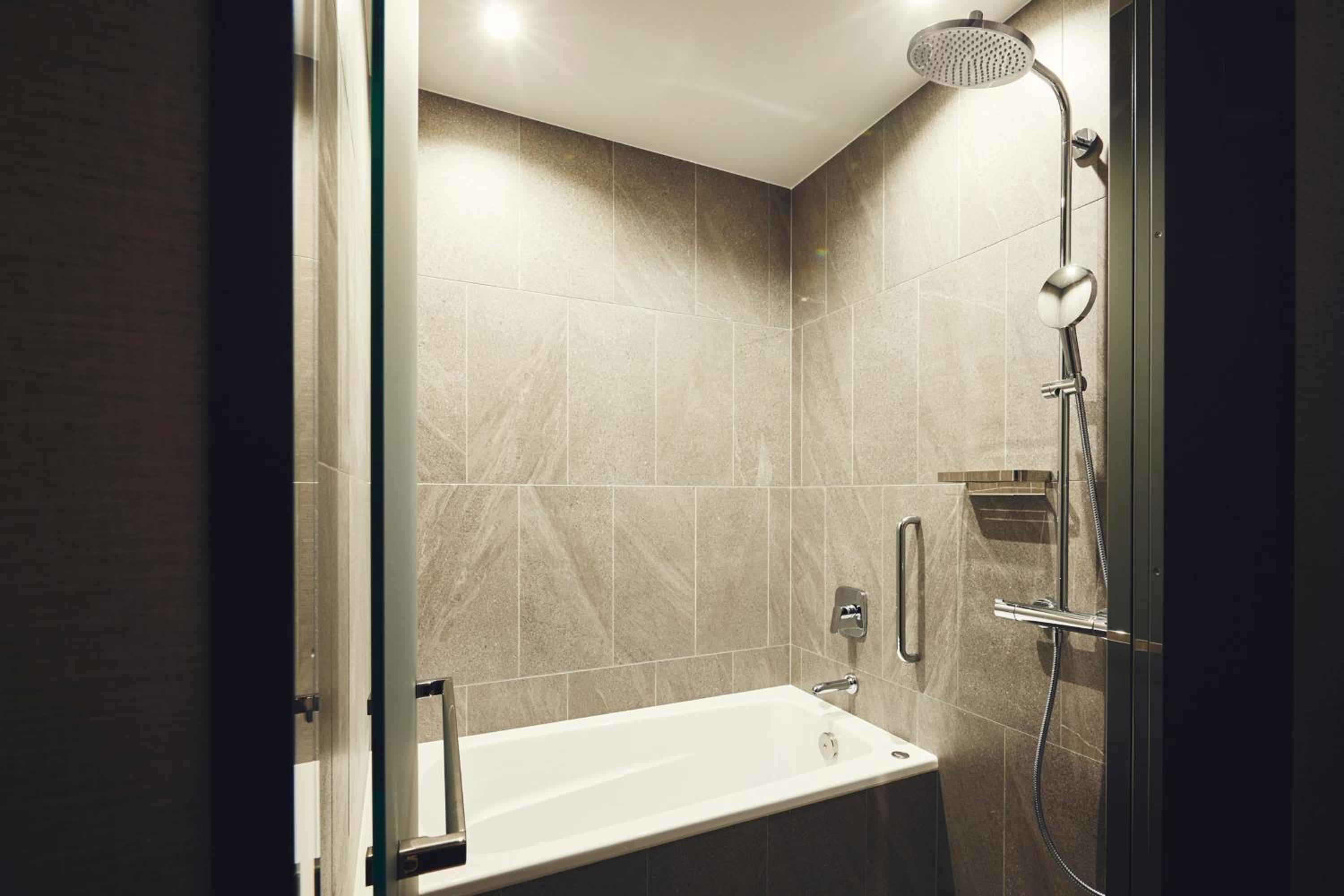 Premium Twin Room with Separate Bath - Up to 3 Guests - Photo 4