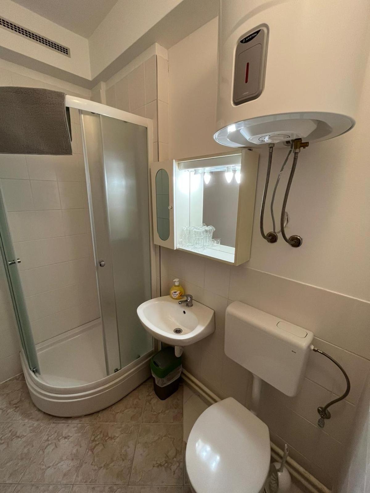 Twin Room with Private Bathroom photo 3