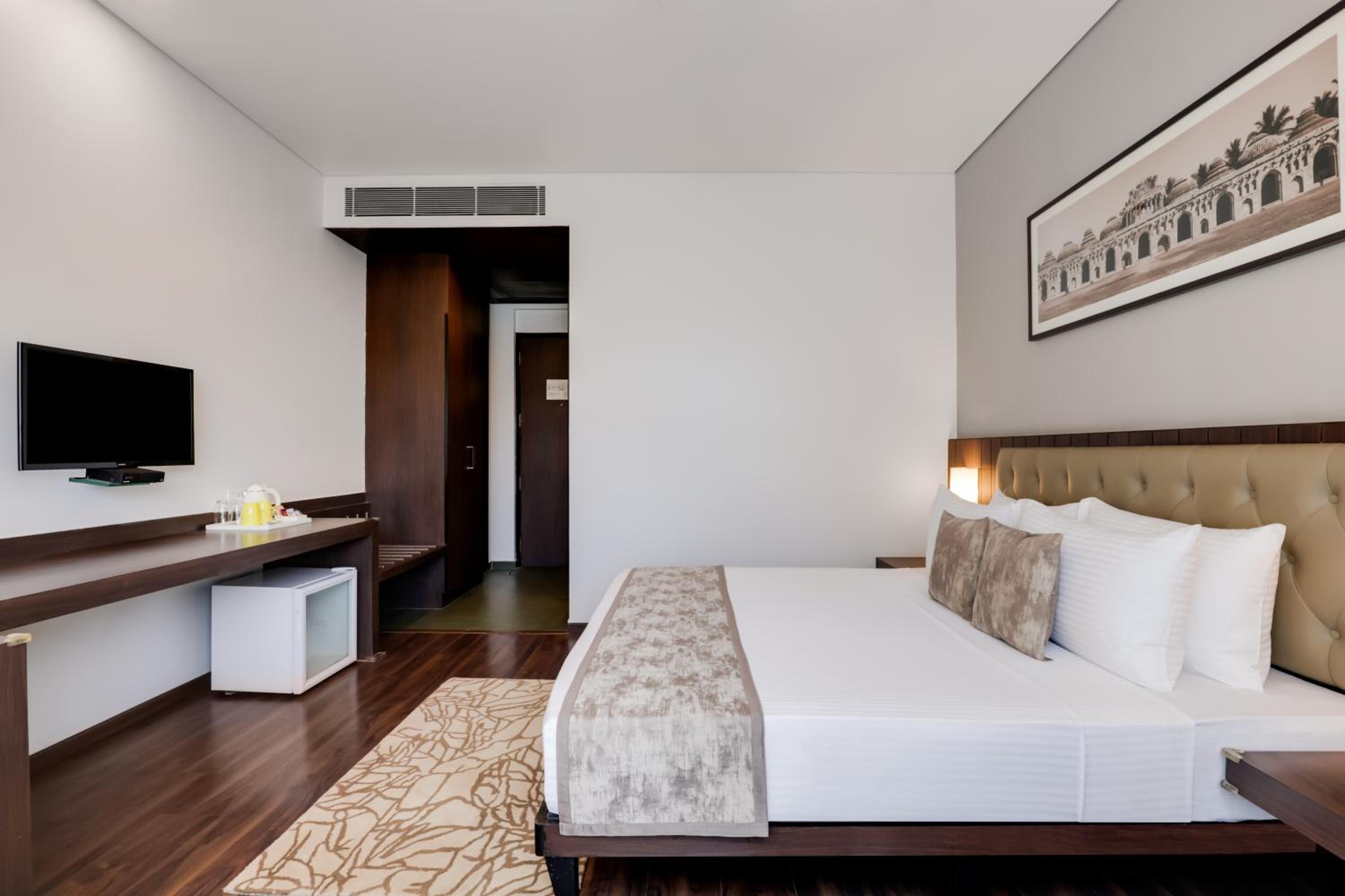 Superior King Room - Photo 3