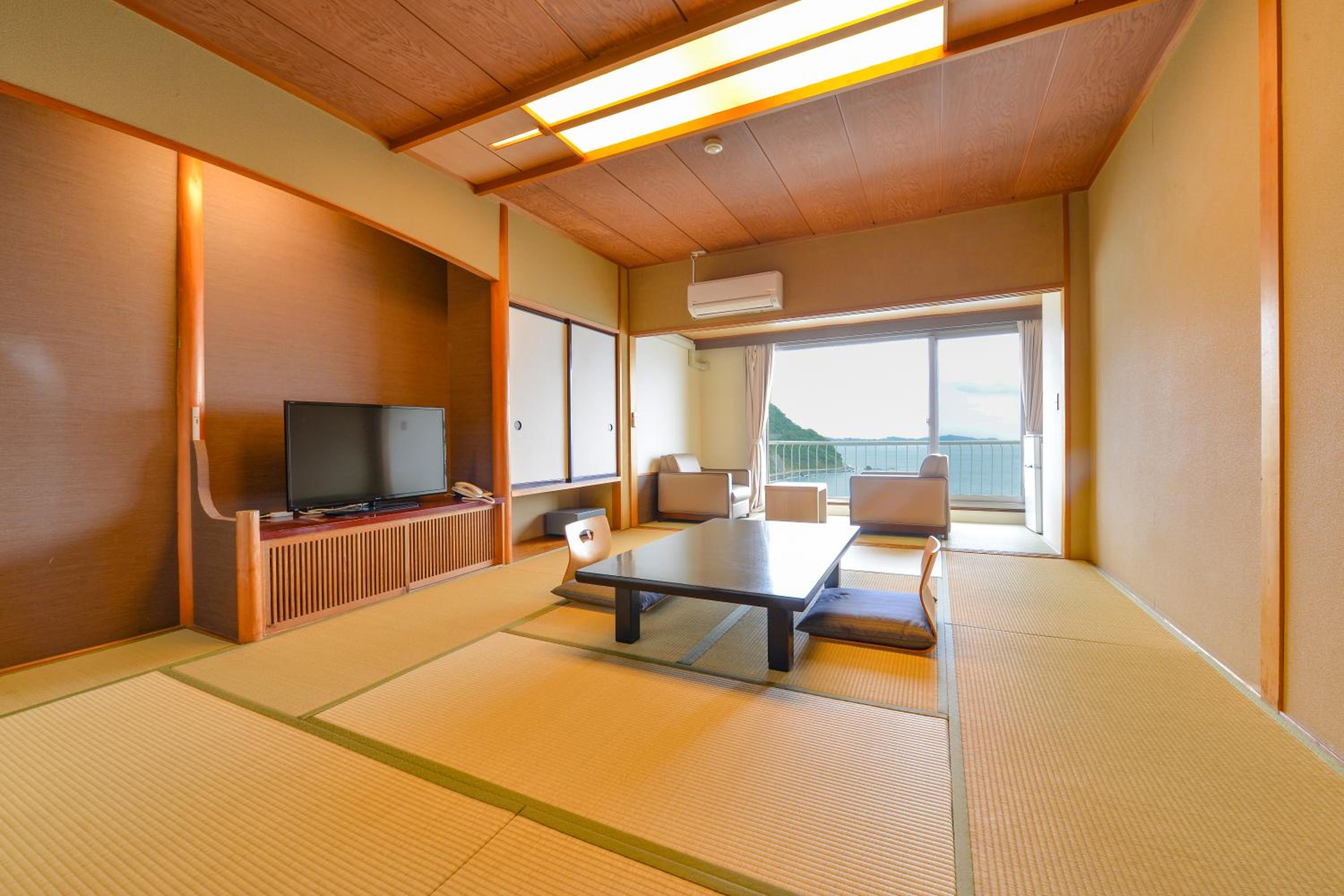 Superior Japanese-Style Room - Ocean side - 32m2 - High Floor  - Private Bathroom - Non-Smoking photo 1