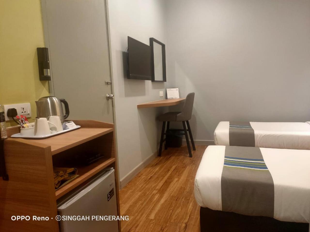Standard Twin Room - Photo 6