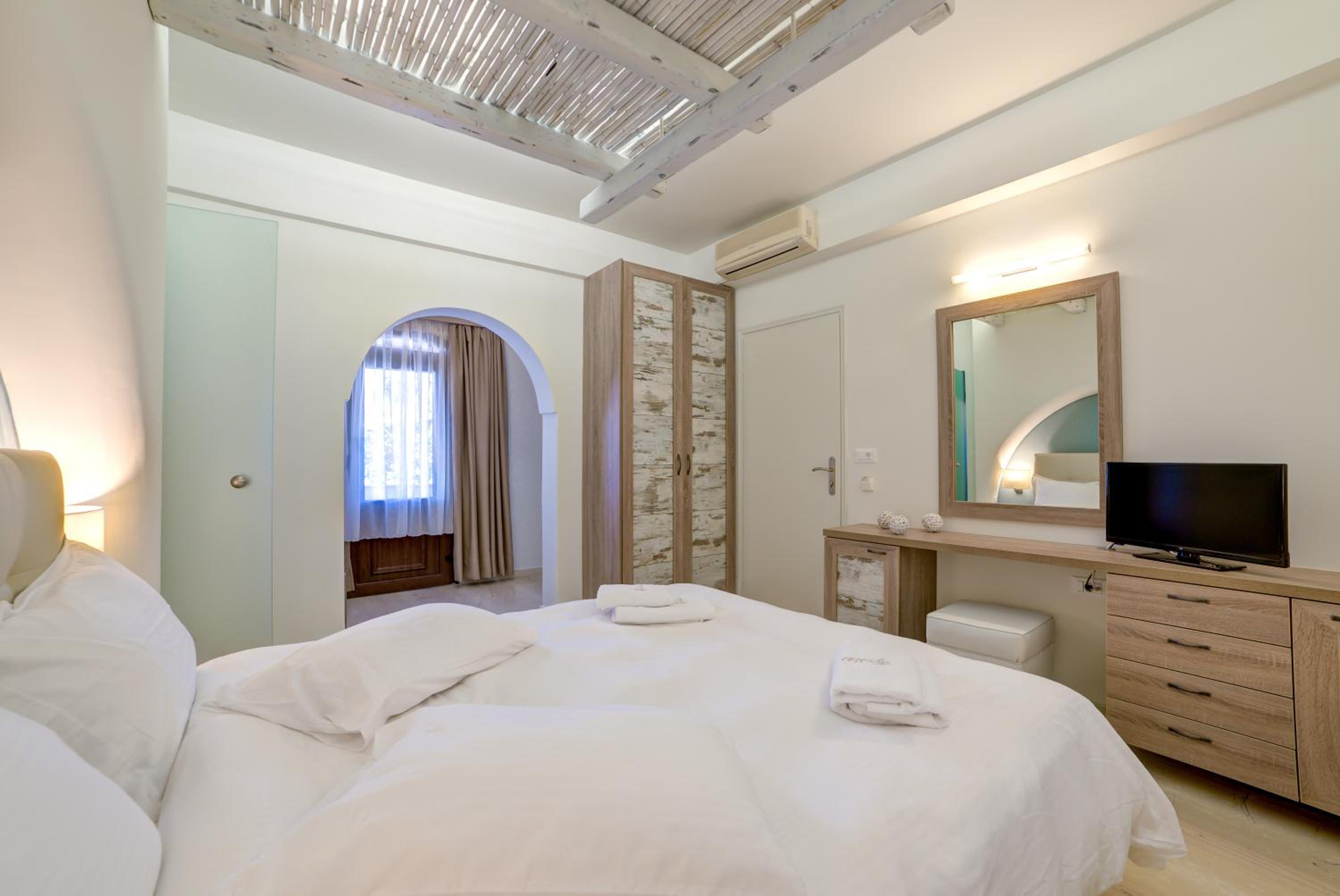 Deluxe Double Room with Balcony and Pool View photo 3