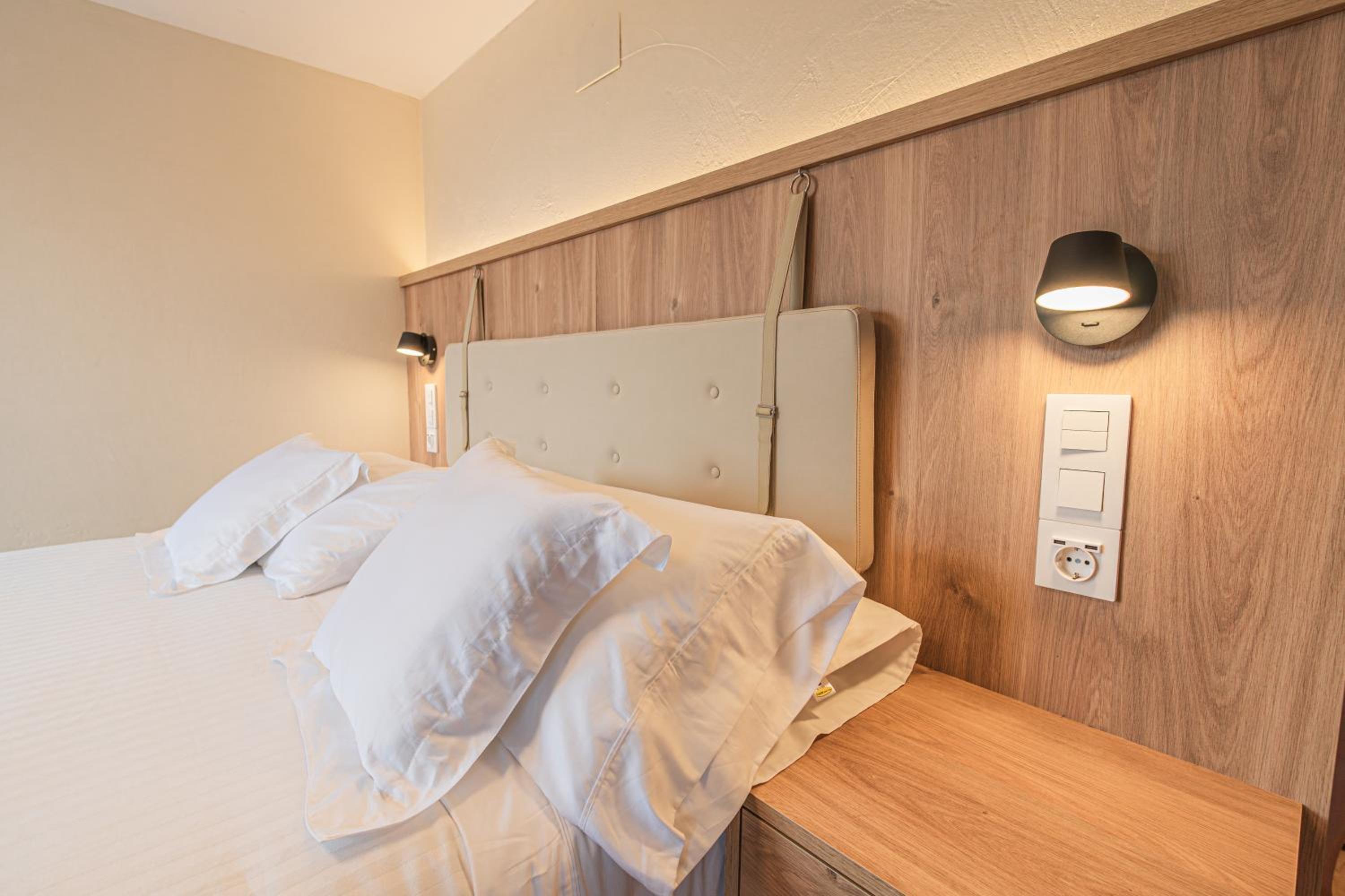 Double or Twin Room with Private Bathroom - Photo 17