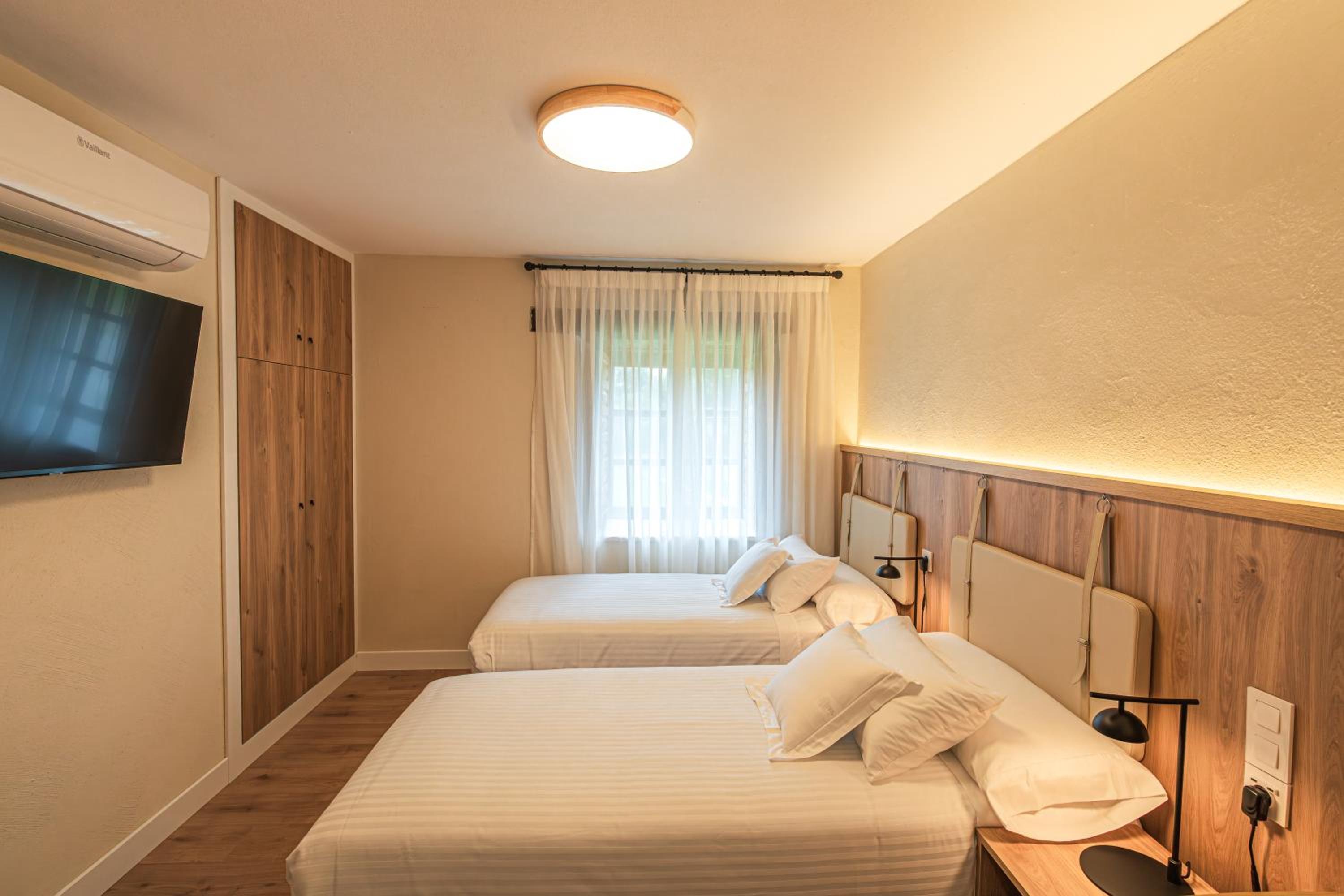 Double or Twin Room with Private Bathroom - Photo 14