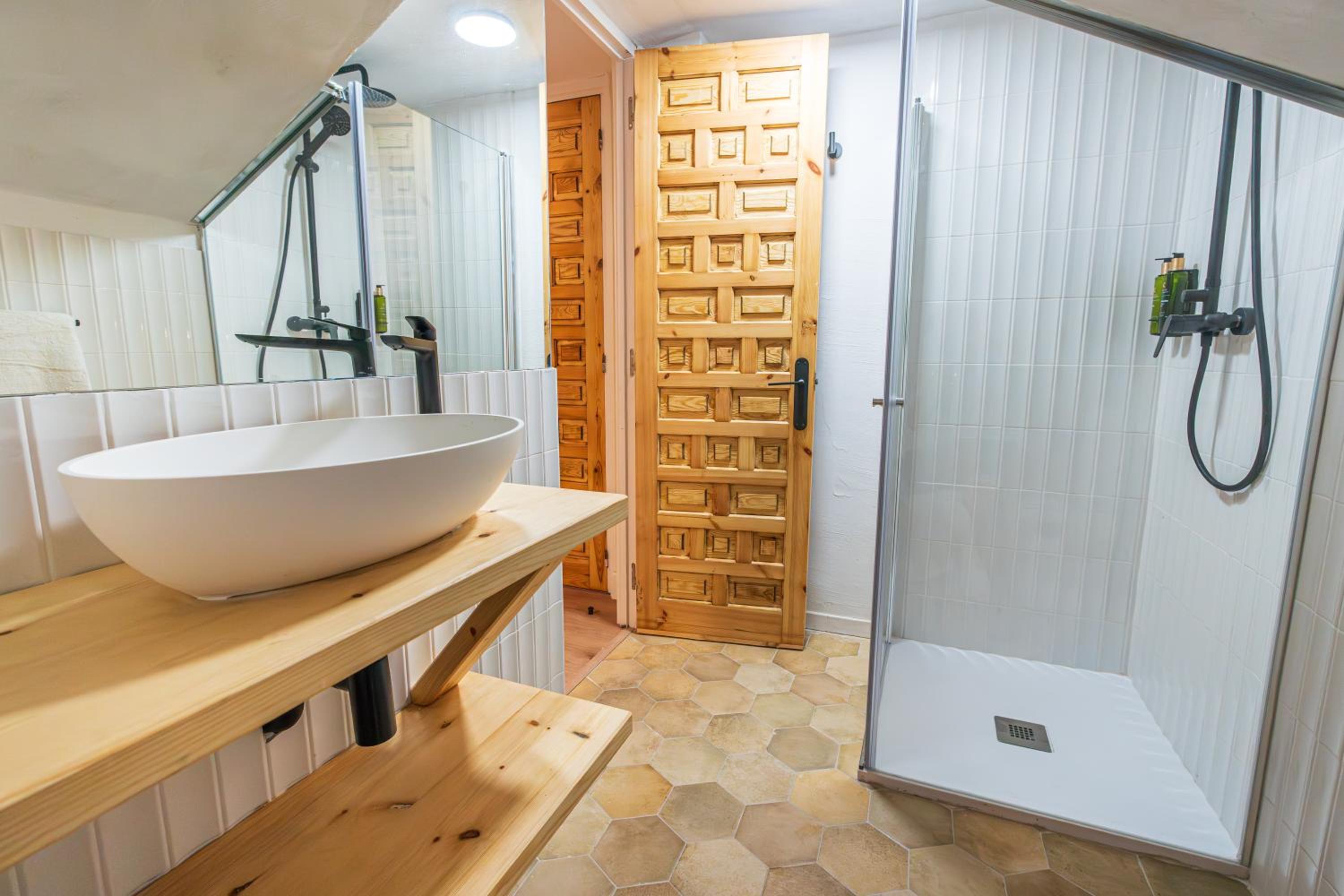 Double or Twin Room with Private Bathroom - Photo 18