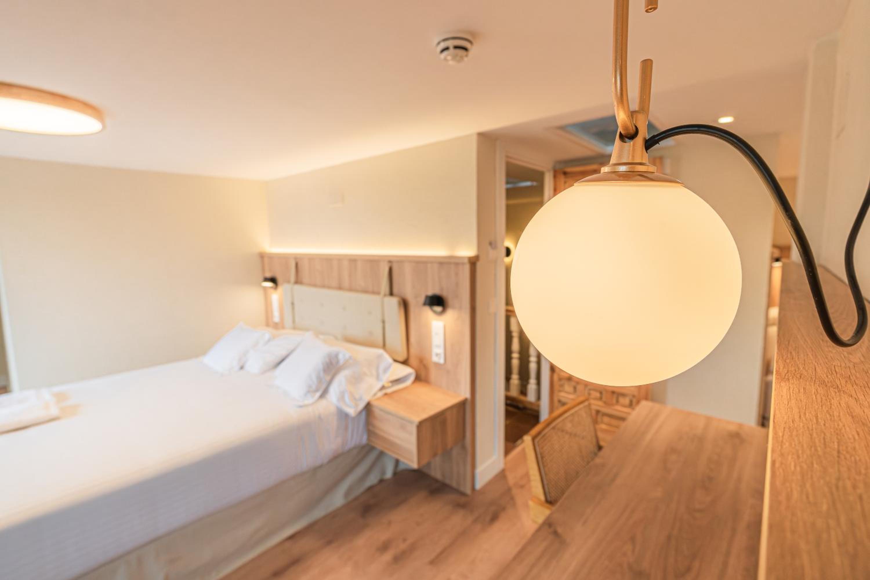 Double or Twin Room with Private Bathroom - Photo 19
