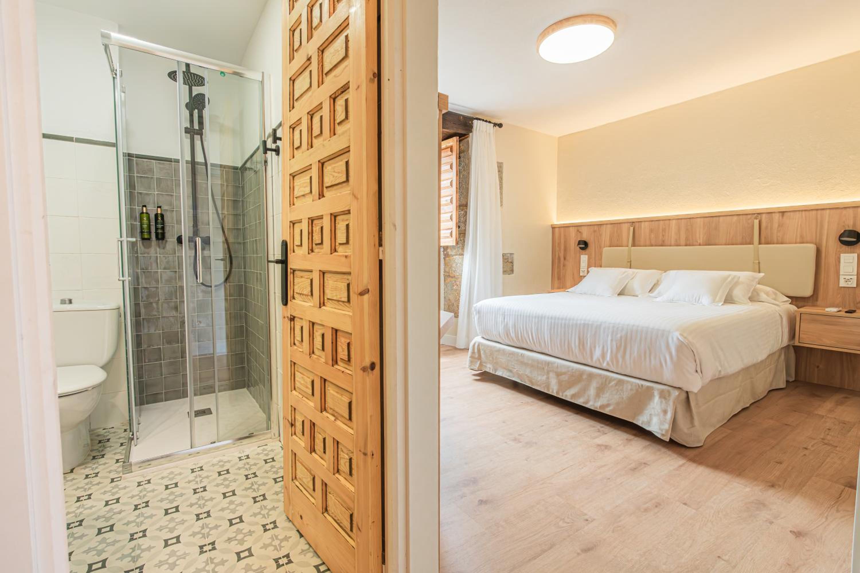 Double or Twin Room with Private Bathroom - Photo 20