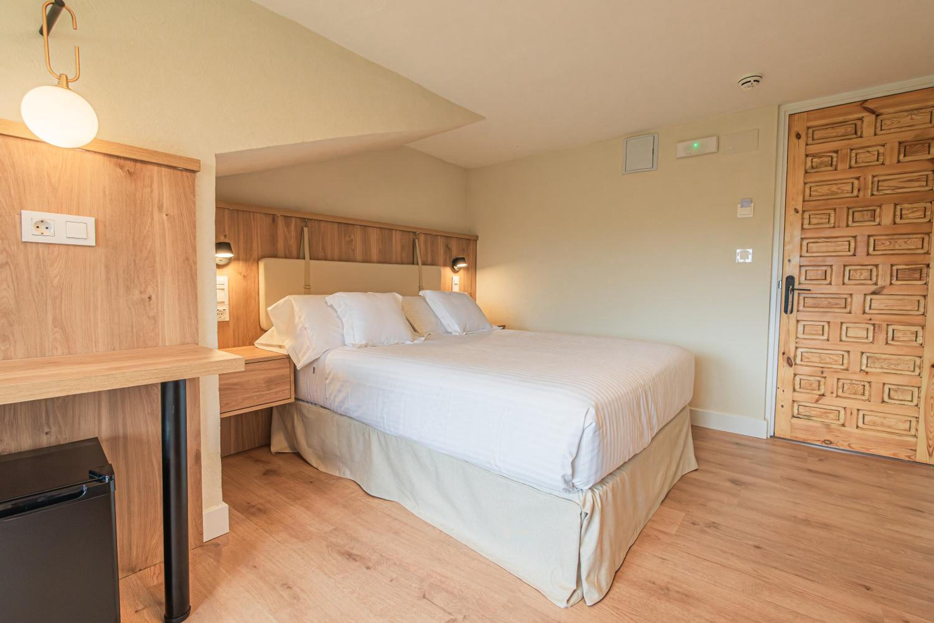 Double or Twin Room with Private Bathroom - Photo 12